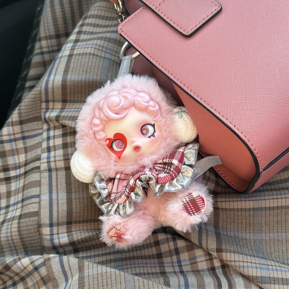 Pop Mart Skullpanda Winter Symphony Series Keyring Rhapsody (Opened Case) 착용 스타일