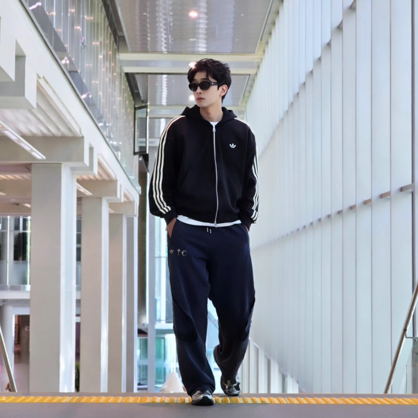 Adidas 3-Stripes Full-Zip Hoodie Black Cream White - KR Sizing, Adidas x Thug Club Teamgeist Sweatpants Night Indigo - KR Sizing 착용 스타일 - 6