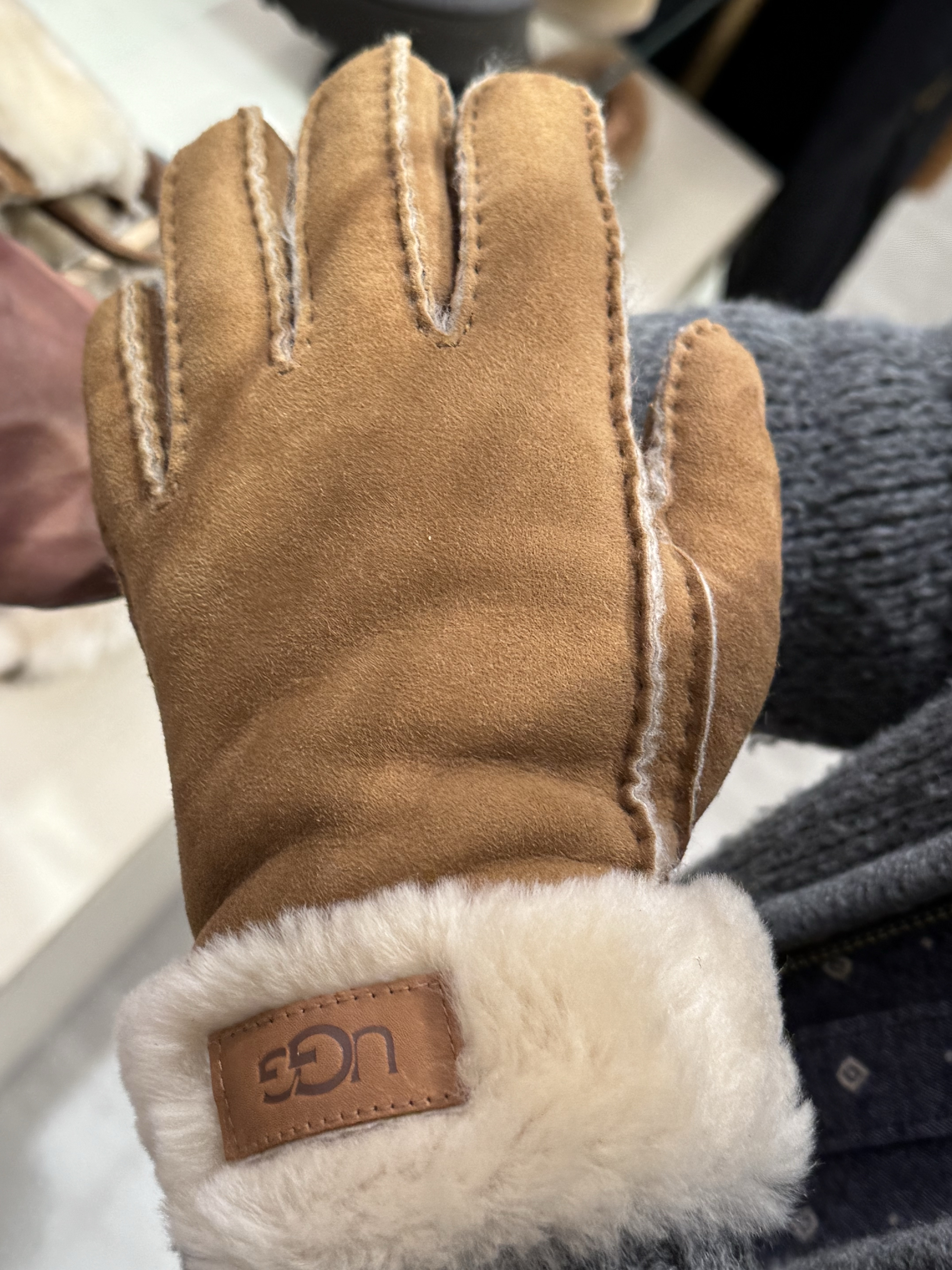 (W) UGG Turn Cuff Gloves Chestnut 착용 스타일 - 2