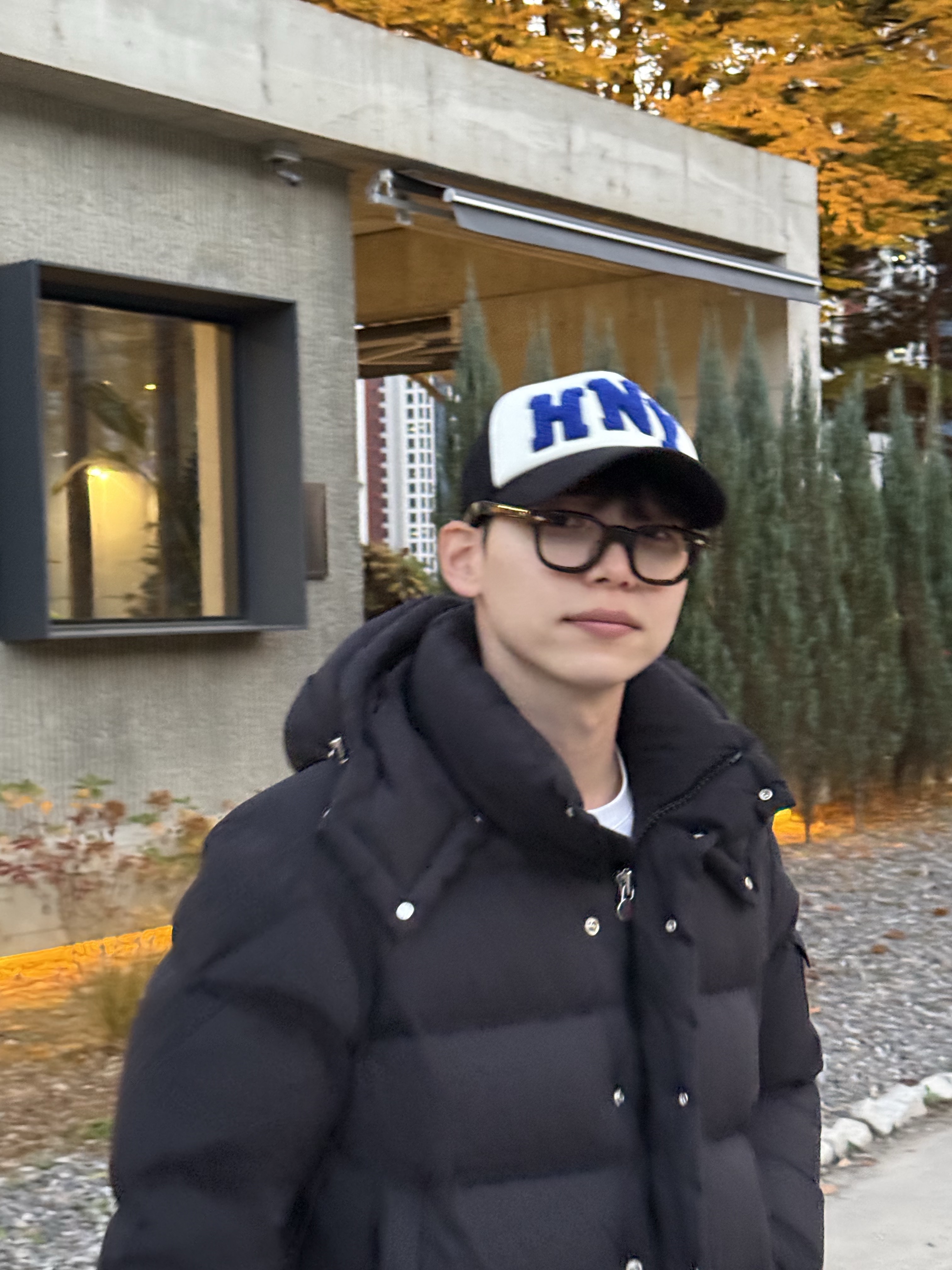 Honey Scoop House HNY Logo Trucker Cap Black, Moncler Vezere Short Down Jacket Black - 24FW 착용 스타일 - 2