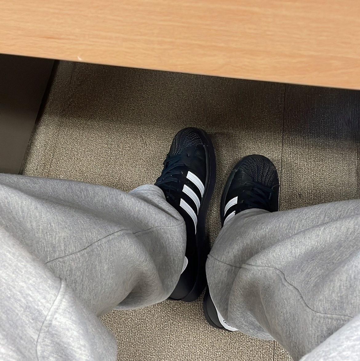 Adidas Superstar Core Black White 착용 스타일 - 1
