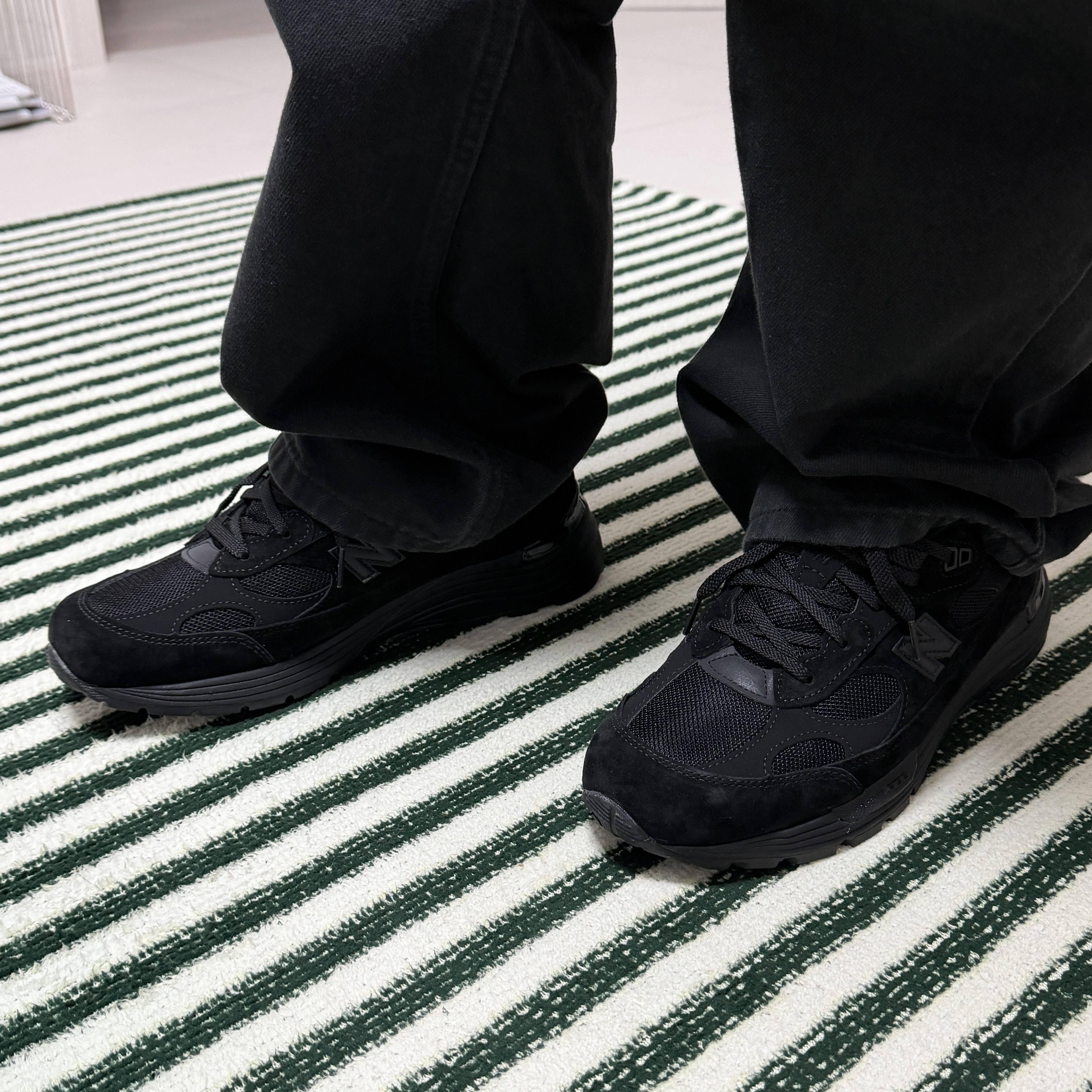New Balance 992 Made in USA Core Black 착용 스타일 - 2