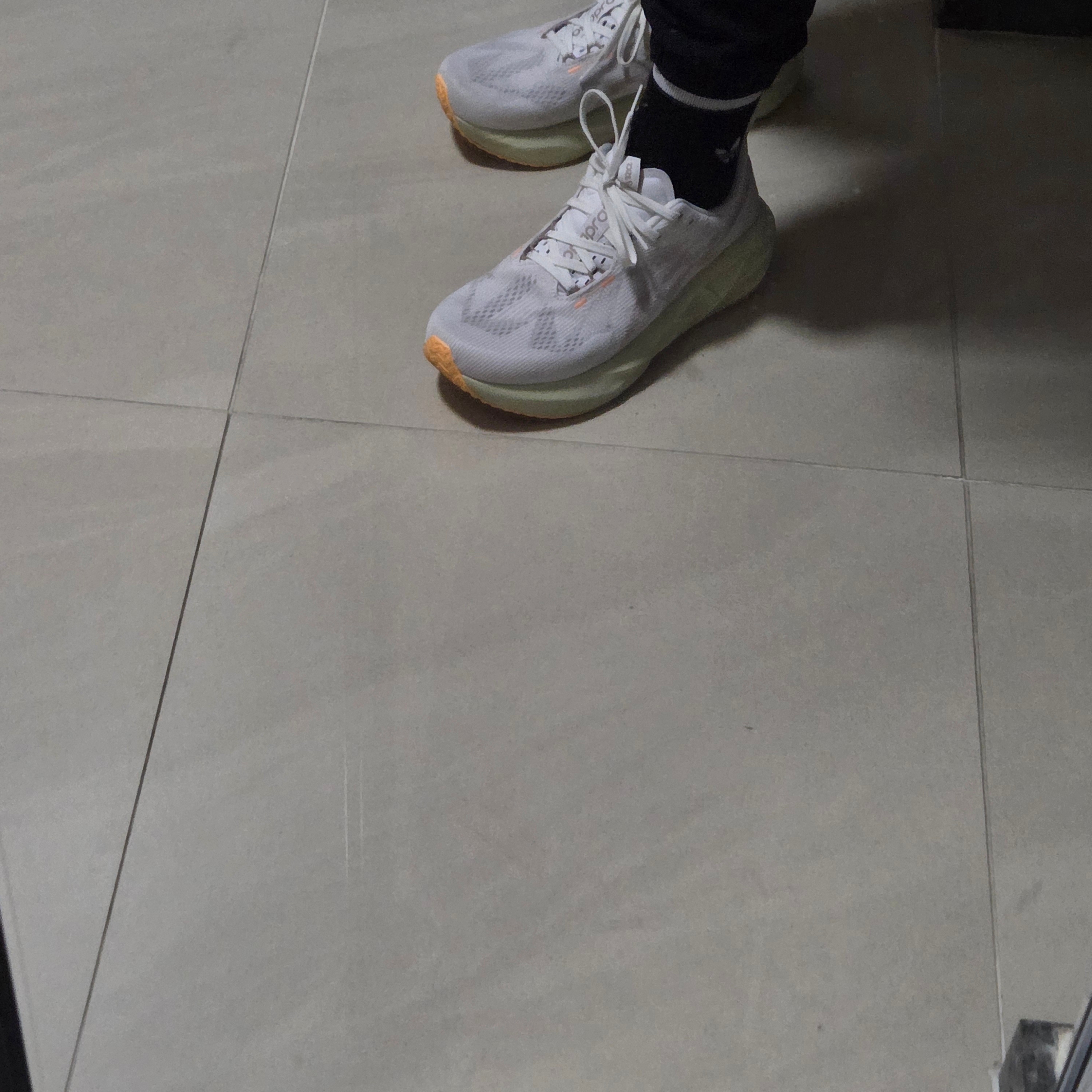 Asics Novablast 5 White Fawn 착용 스타일 - 2