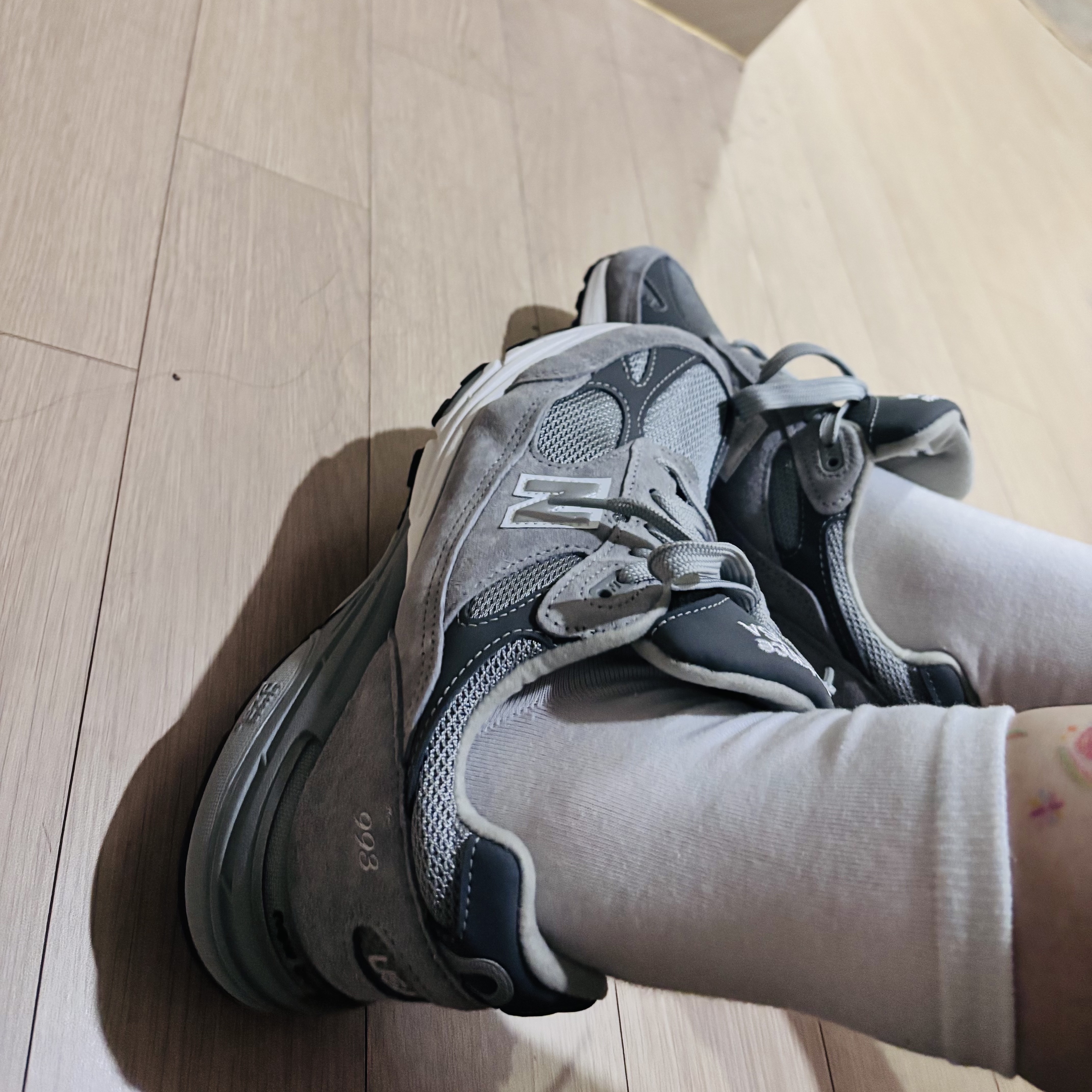 (W) New Balance 993 Made in USA Grey - B Standard 착용 스타일 - 1