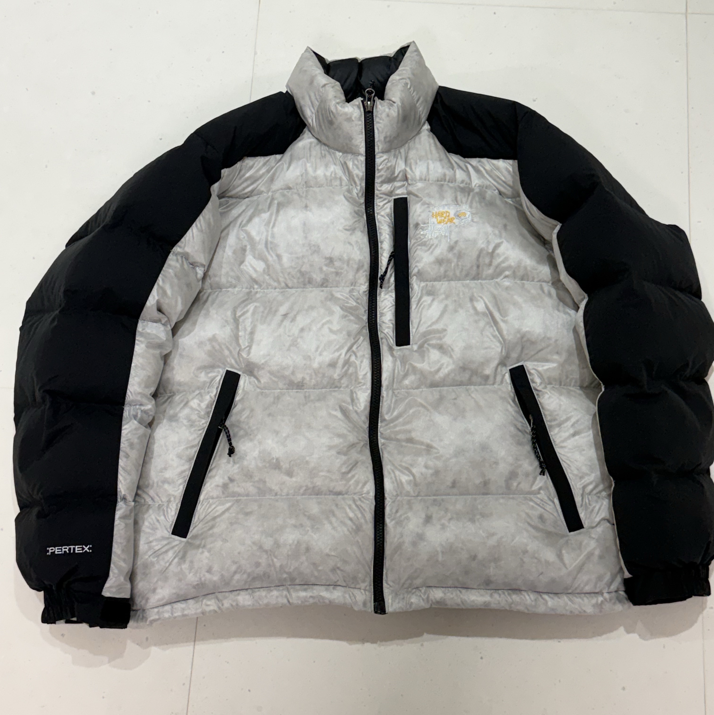Stussy x Mountain Hardwear Subzero Down Jacket Moonshot Grey Black 착용 스타일 - 1