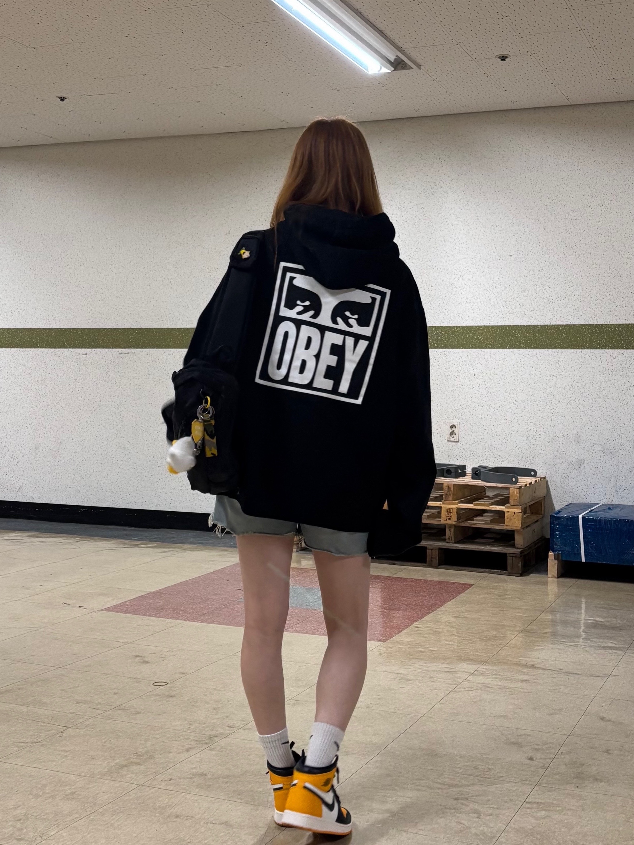 Jordan 1 Retro High OG Taxi, Obey Eyes Icon Hood Black 착용 스타일 - 7