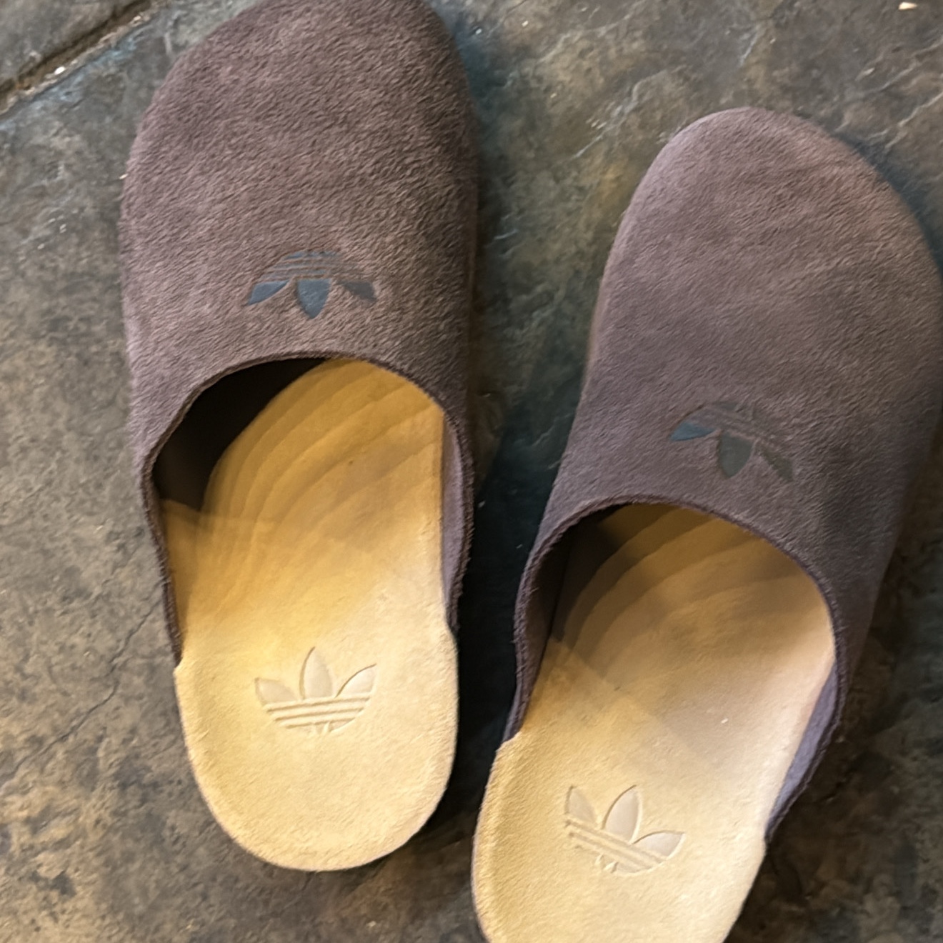 Adidas Adimule Slides Dark Brown Dark Brown Gum 착용 스타일