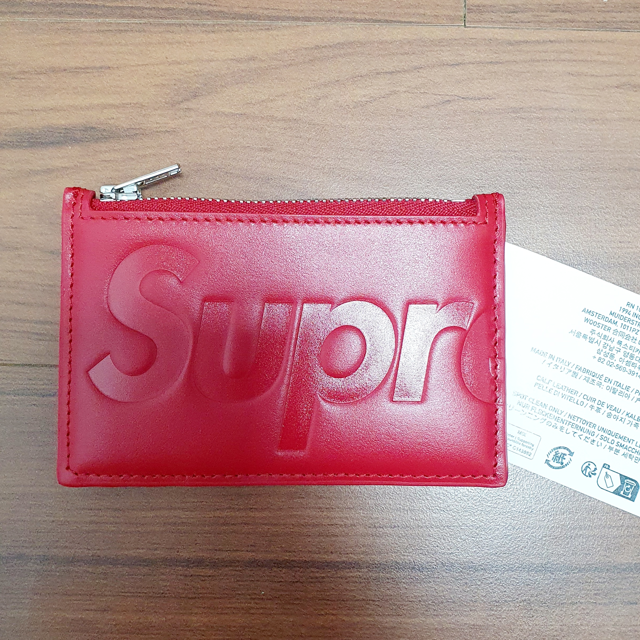 Supreme Leather Zip Card Holder Red 착용 스타일 - 3