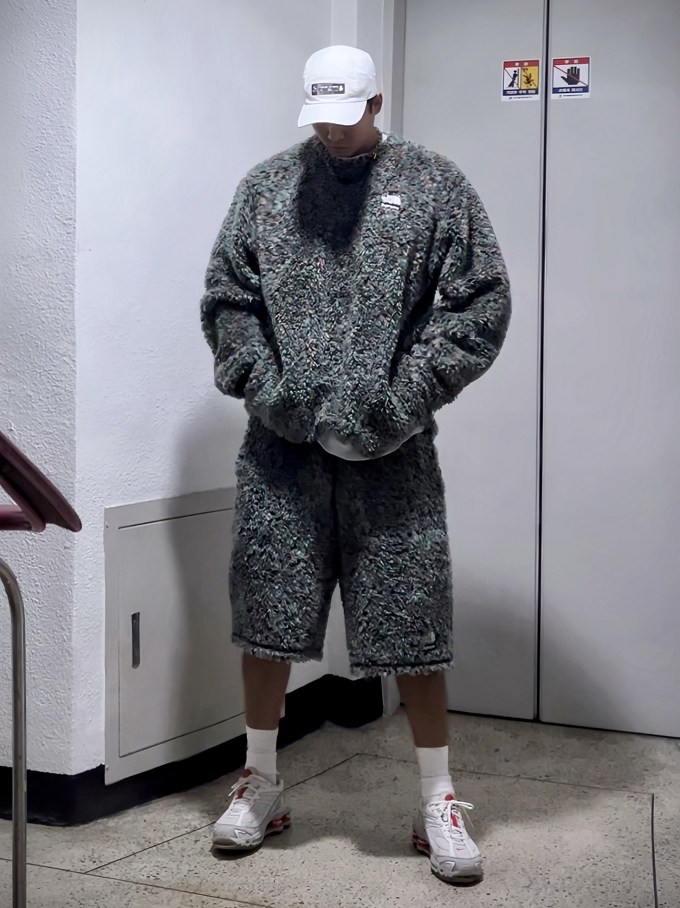 Supreme Mirror Camp Cap White - 21FW, Supreme x The North Face Bandana T-Shirt White - 22SS 착용 스타일
