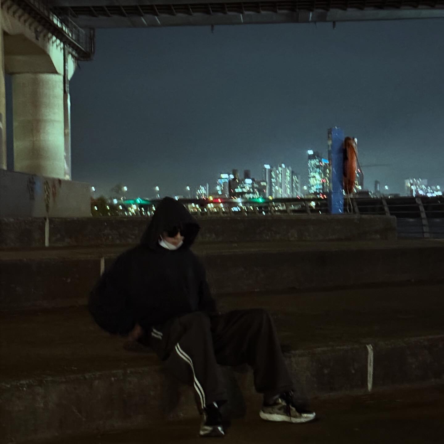 Yeezy x Gosha Rubchinskiy Tribune Herald HD-01 Hoodie Charcoal, New Balance Fresh Foam Arishi v4 Black - 2E Wide 착용 스타일