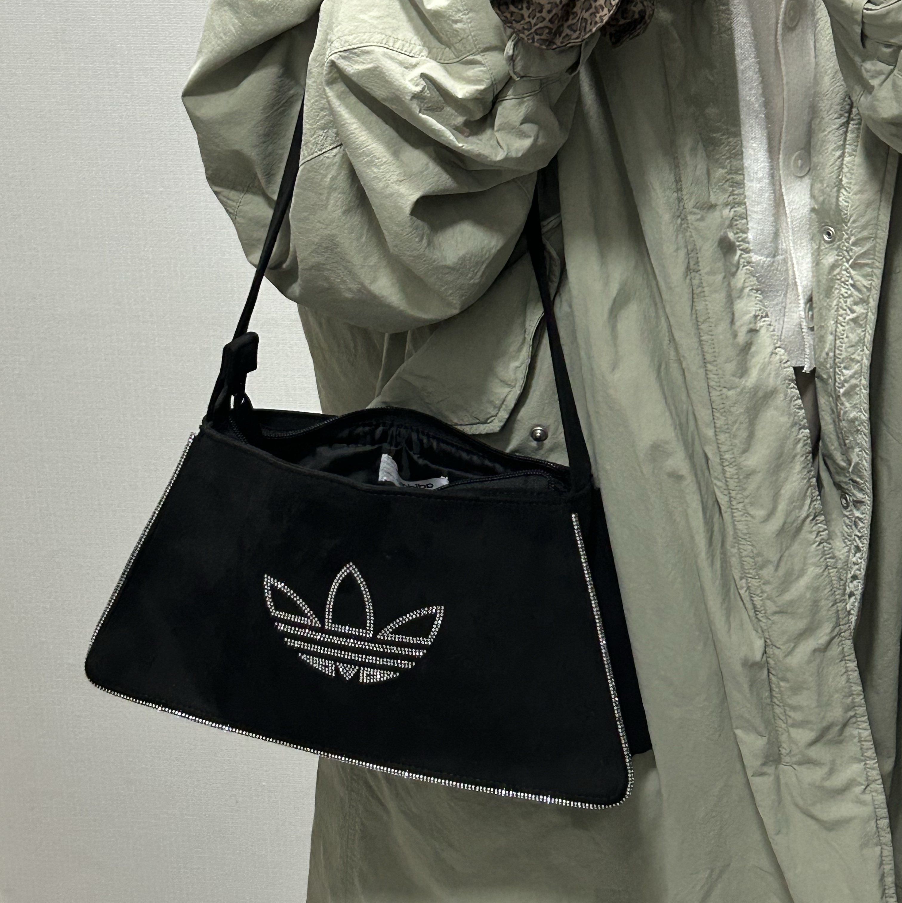 Adidas Rhinestones Fake Suede Shoulder Bag Black 착용 스타일 - 1