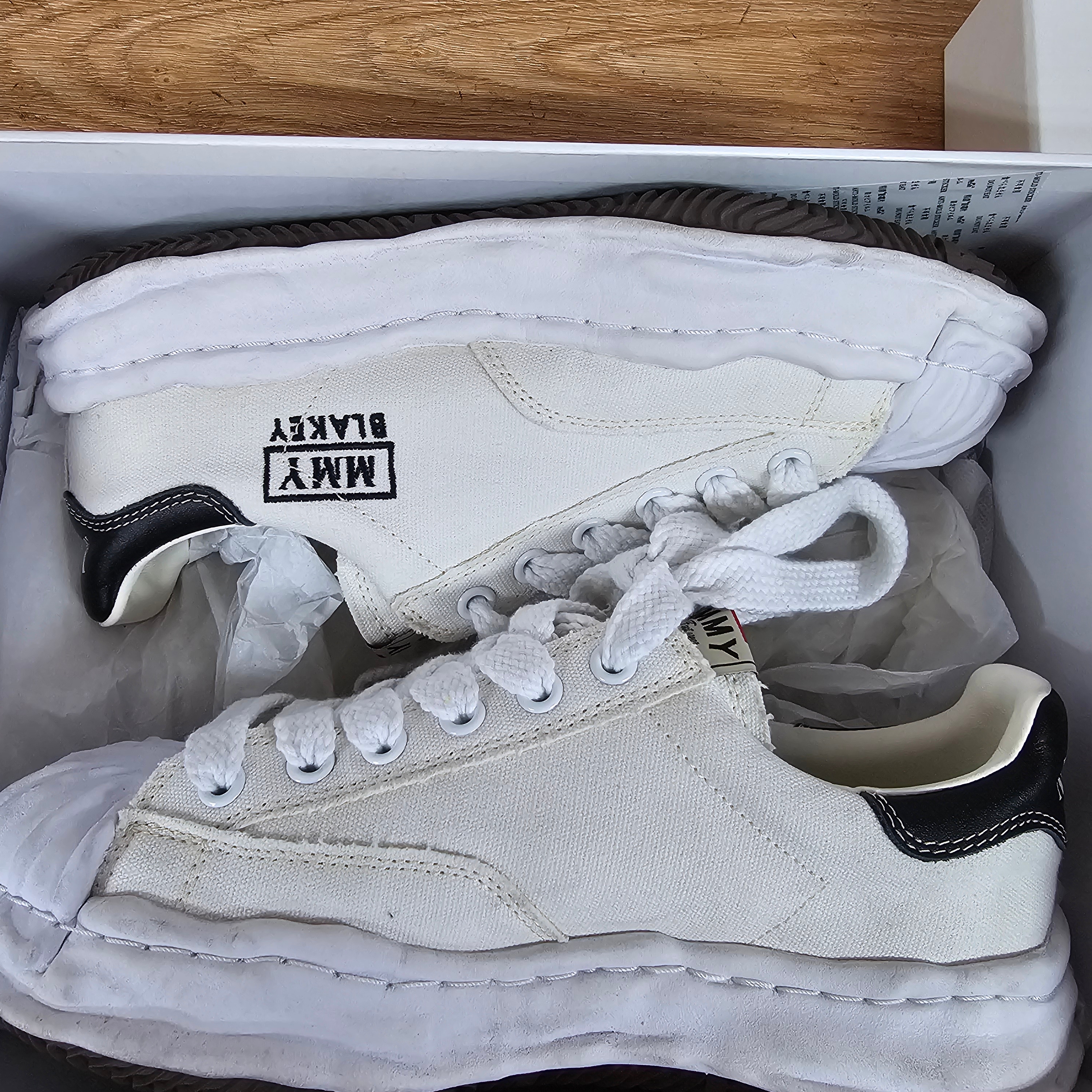 Maison Mihara Yasuhiro Blakey OG Sole Canvas Low-top Sneakers White 착용 스타일