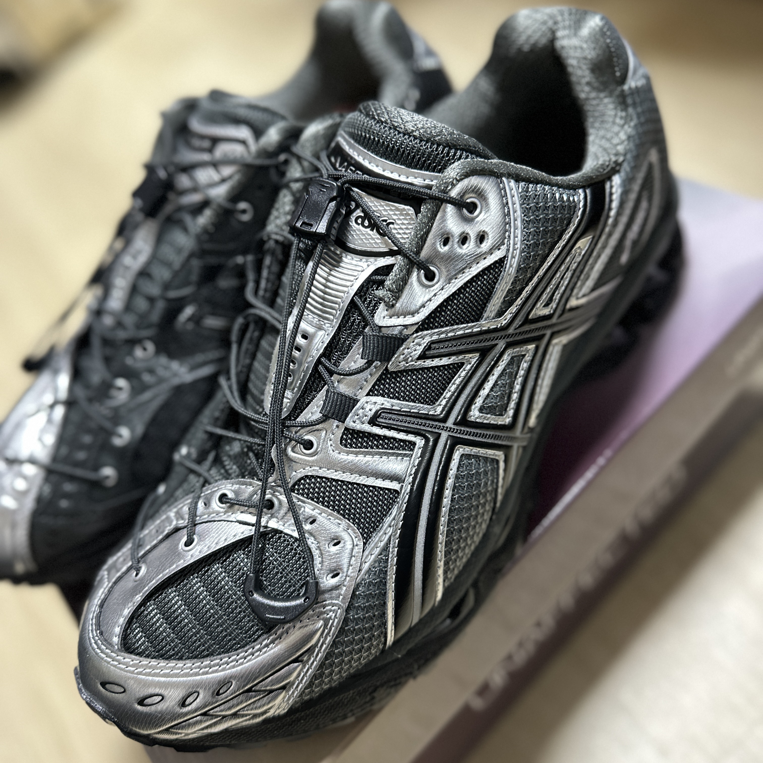 Asics x Unaffected Gel-Nimbus 10.1 Silver Black 착용 스타일 - 2