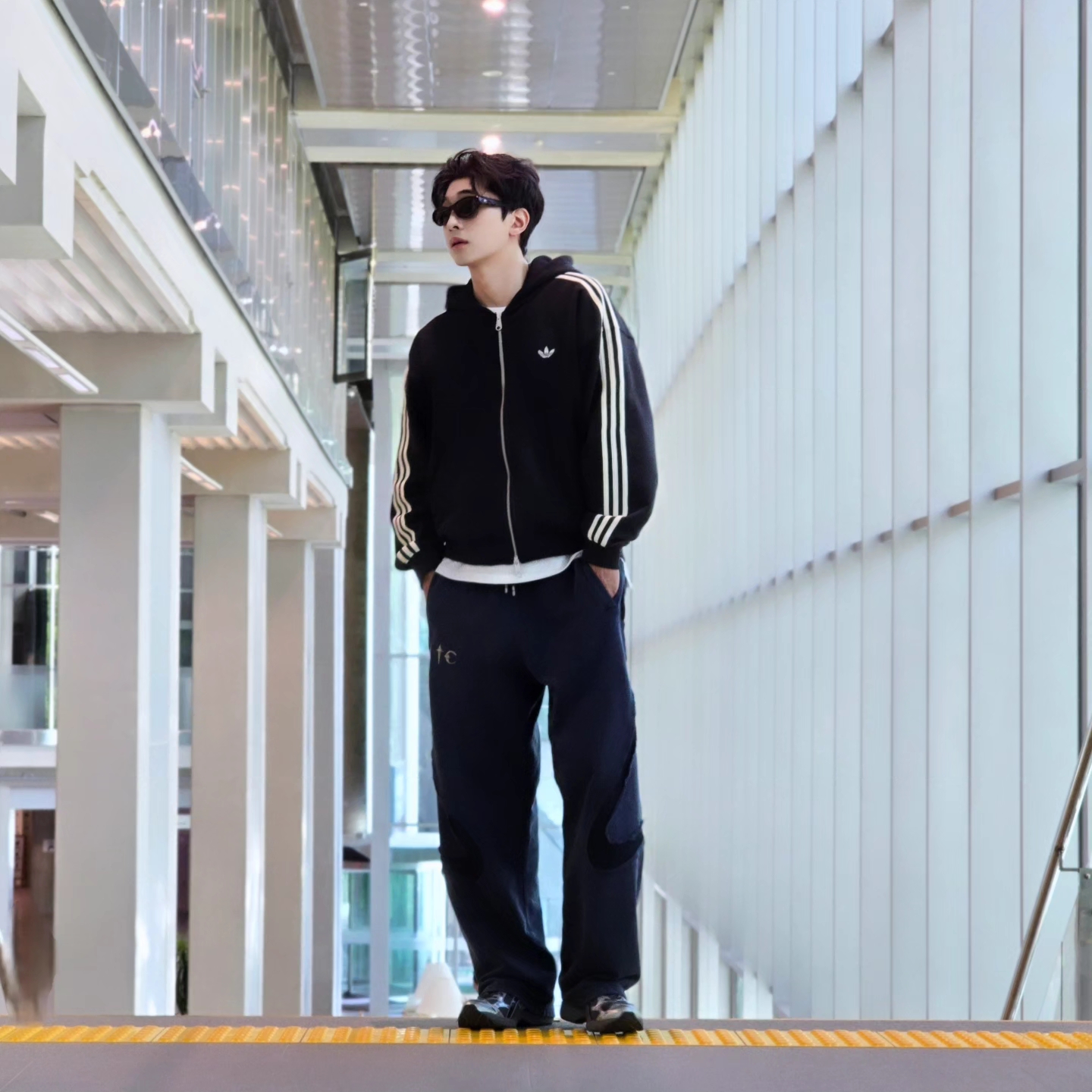 Adidas 3-Stripes Full-Zip Hoodie Black Cream White - KR Sizing, Adidas x Thug Club Teamgeist Sweatpants Night Indigo - KR Sizing 착용 스타일 - 4