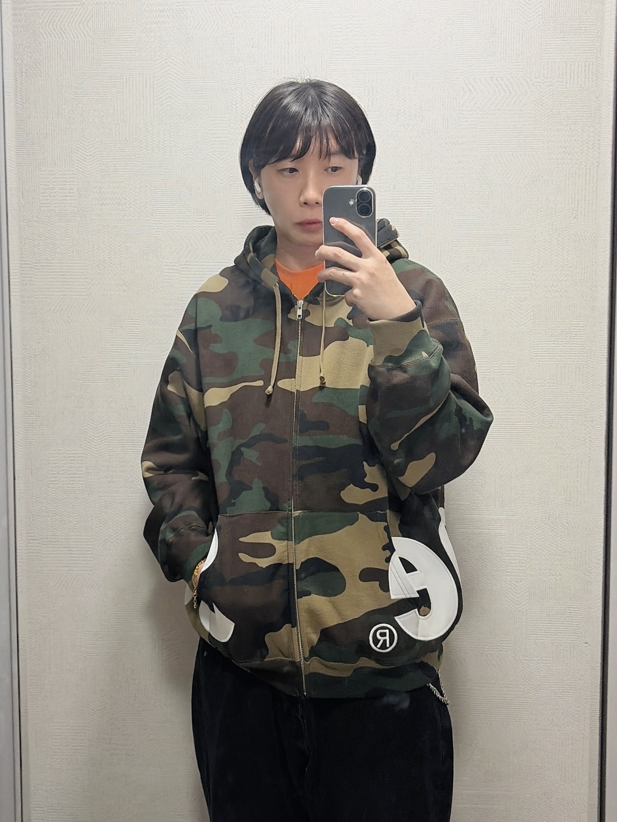 Supreme Big Logo Zip Up Hooded Sweatshirt Woodland Camo - 25SS, Supreme Leather Chain Wallet Red 착용 스타일