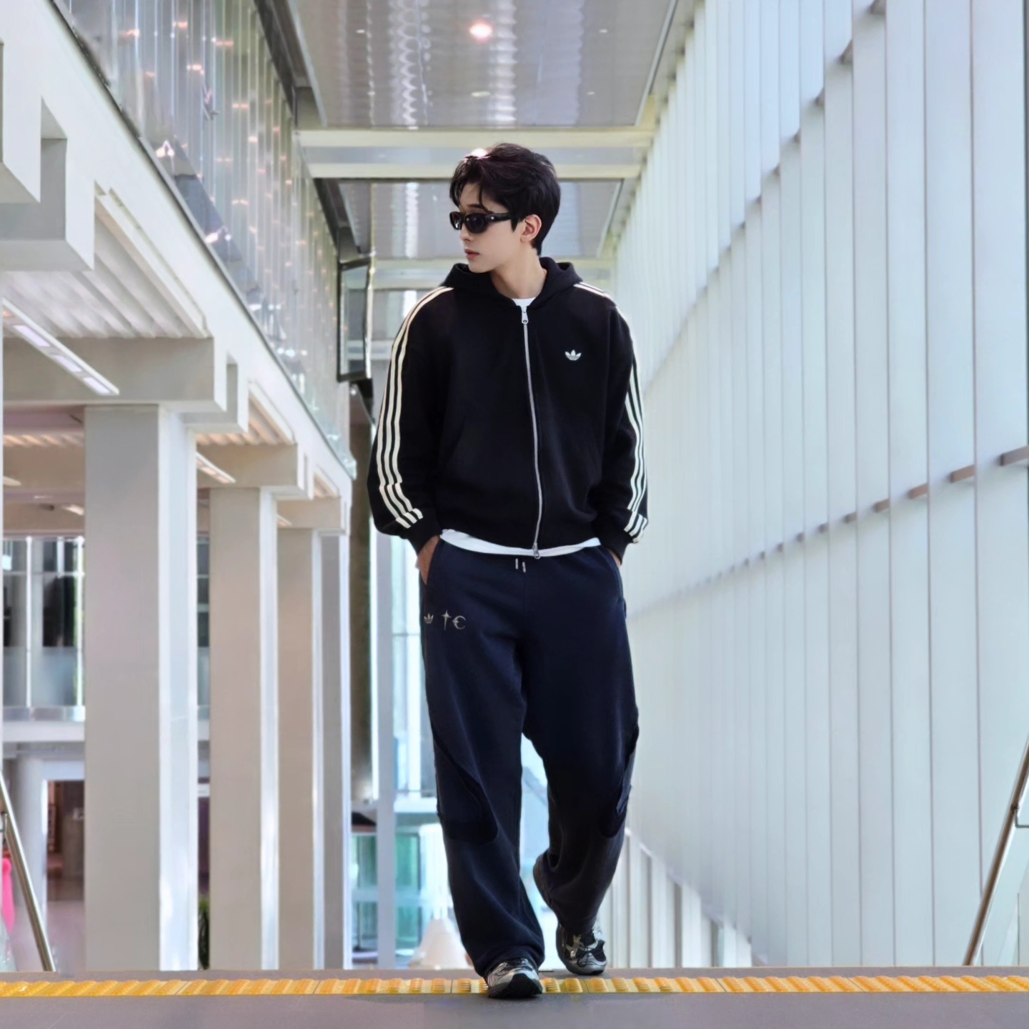 Adidas 3-Stripes Full-Zip Hoodie Black Cream White - KR Sizing, Adidas x Thug Club Teamgeist Sweatpants Night Indigo - KR Sizing 착용 스타일 - 7