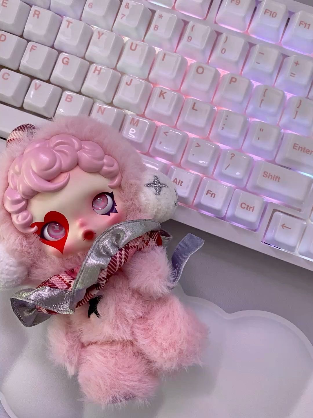 Pop Mart Skullpanda Winter Symphony Series Keyring Rhapsody (Opened Case) 착용 스타일