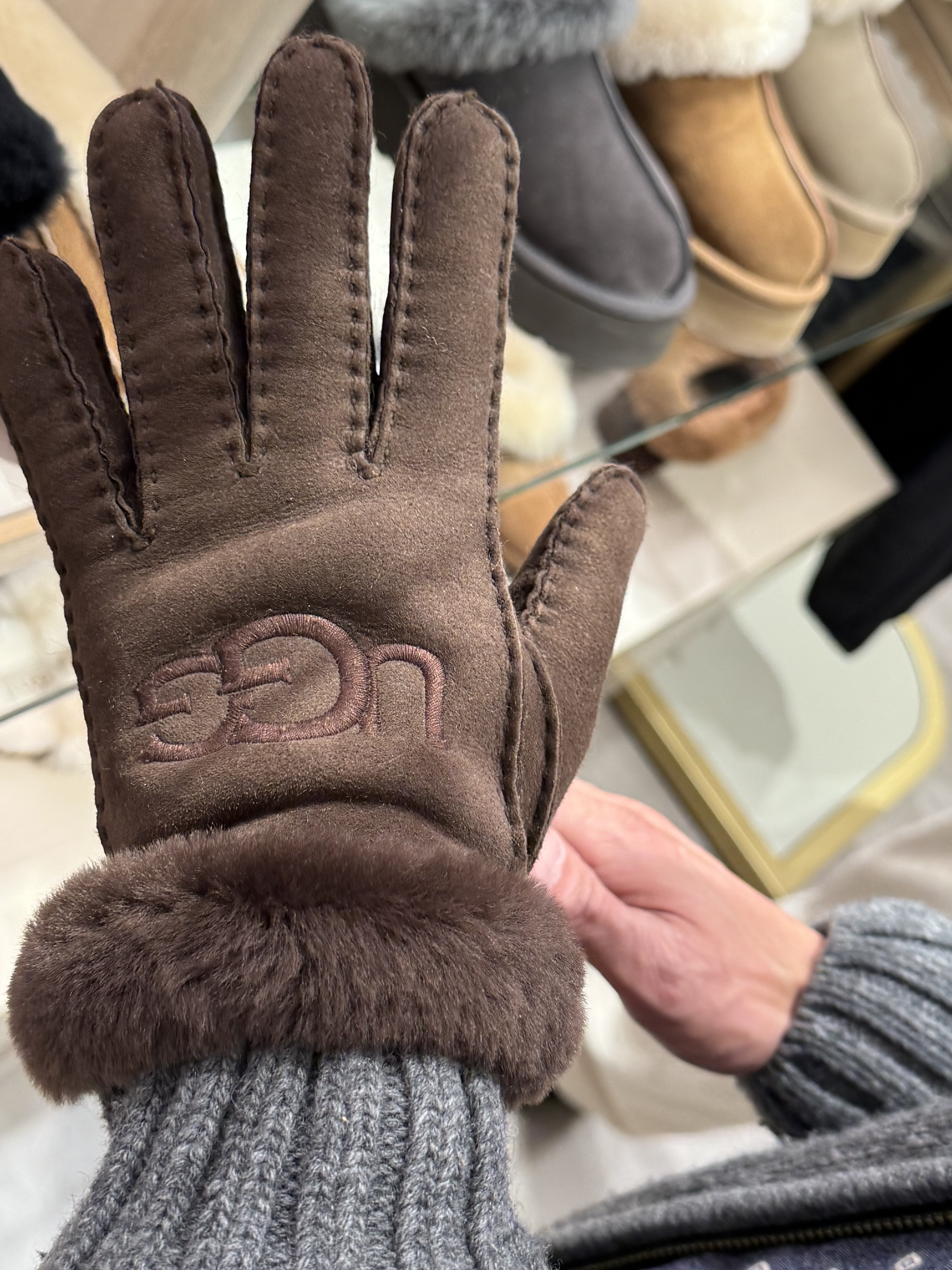 (W) UGG Turn Cuff Gloves Chestnut 착용 스타일 - 1