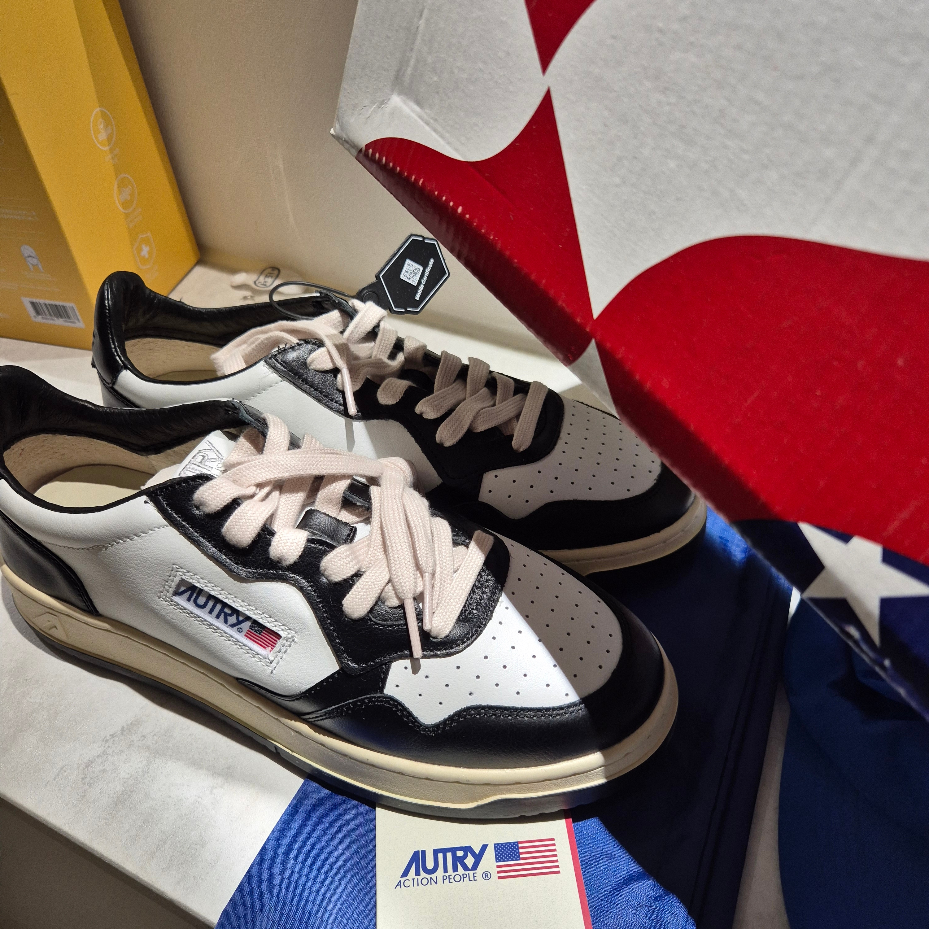 Autry Medalist Low Leather Sneakers Black White 착용 스타일