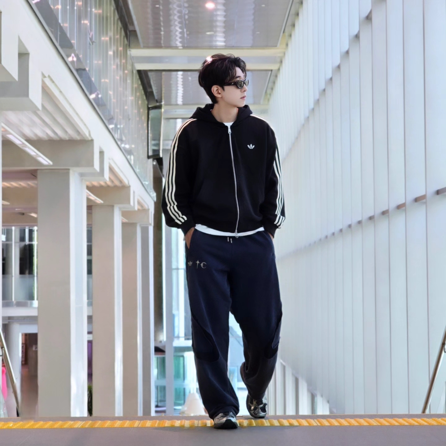 Adidas 3-Stripes Full-Zip Hoodie Black Cream White - KR Sizing, Adidas x Thug Club Teamgeist Sweatpants Night Indigo - KR Sizing 착용 스타일 - 1
