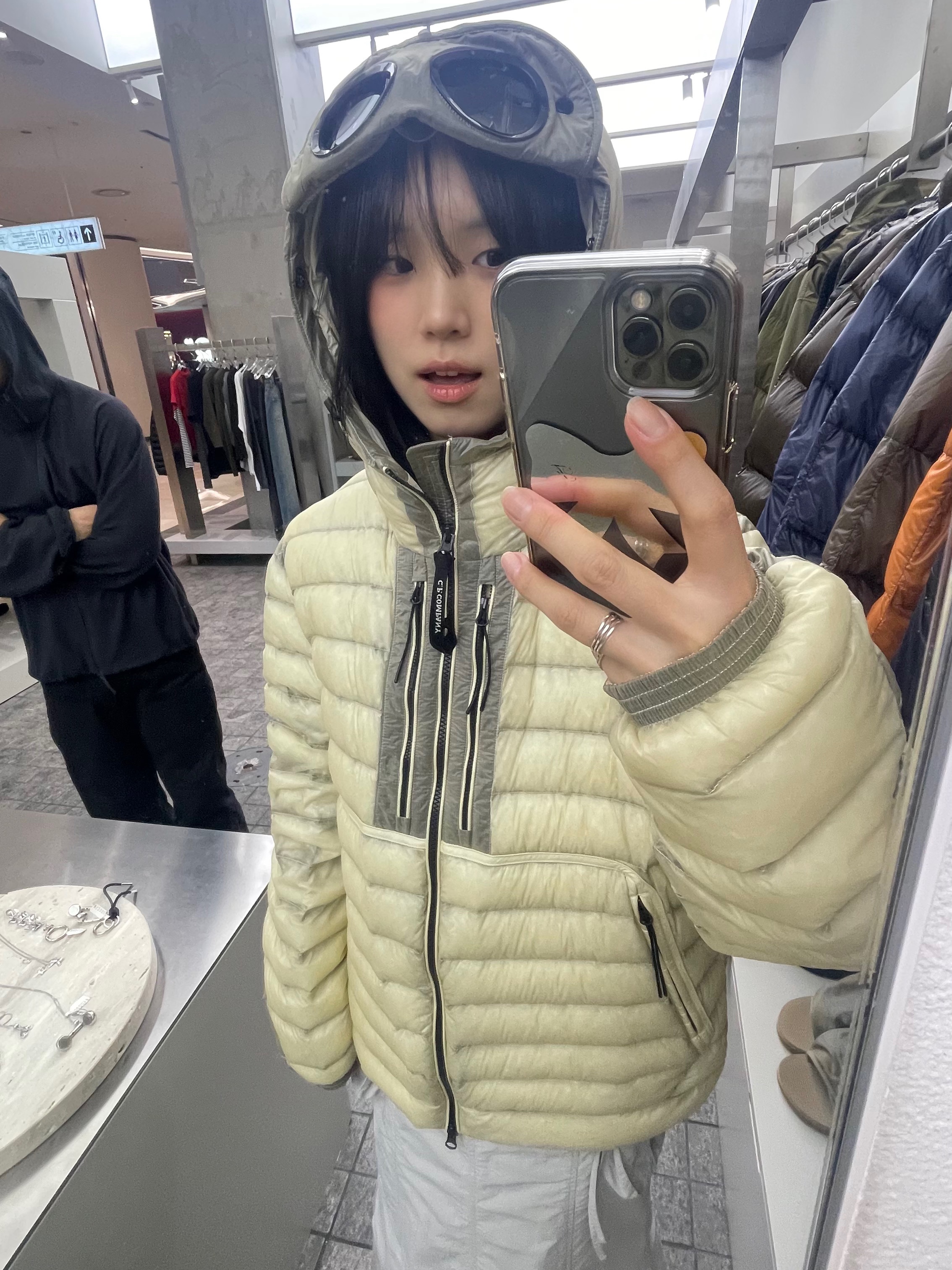 C.P. Company D.D. Shell Goggle Down Jacket Pistachio Shell Beige - 25FW 착용 스타일