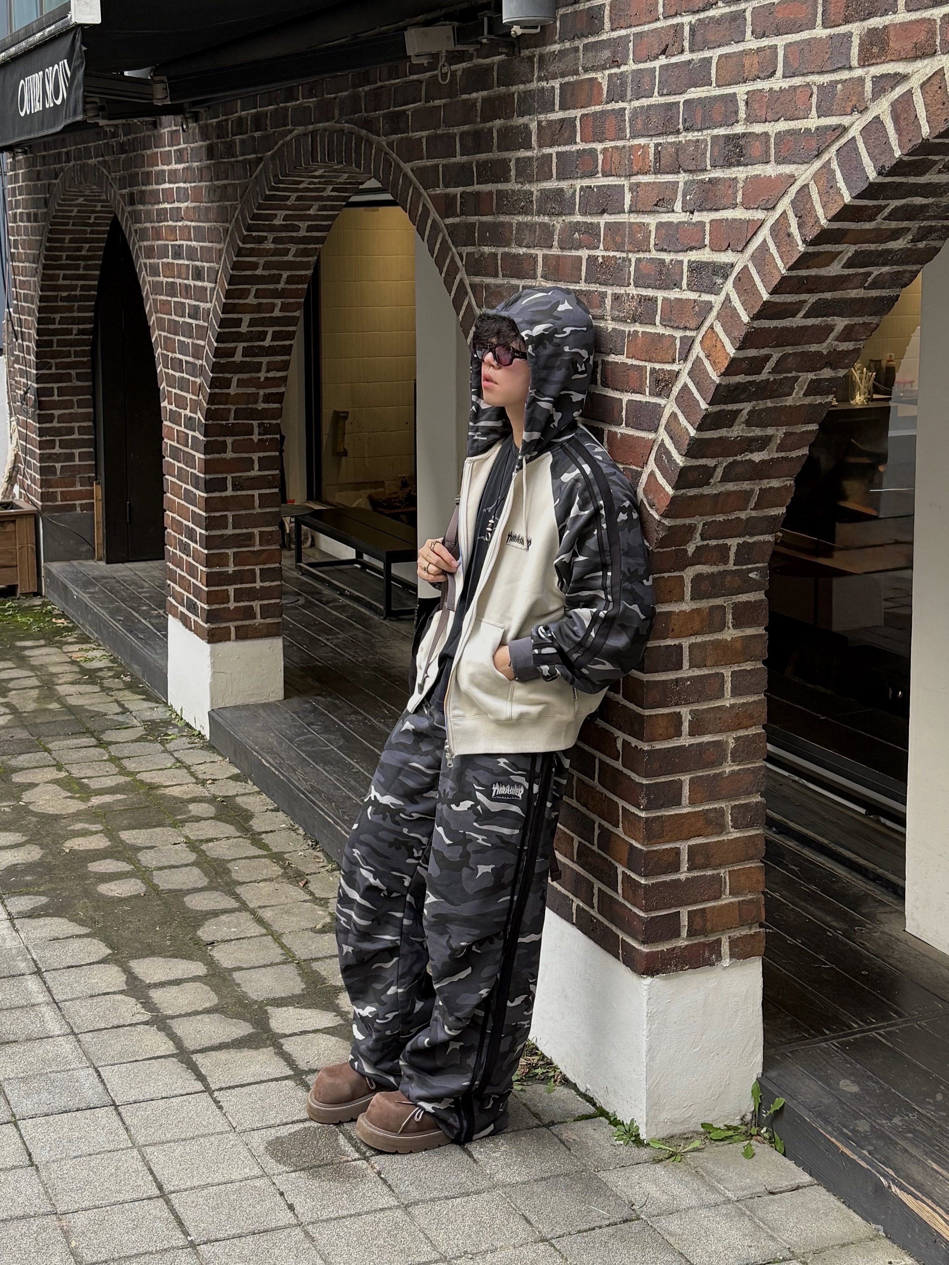 THRASHER Flame Washed Track Pants Camo, THRASHER Flame Washed Track Hooded Zip-Up Camo 착용 스타일 - 1