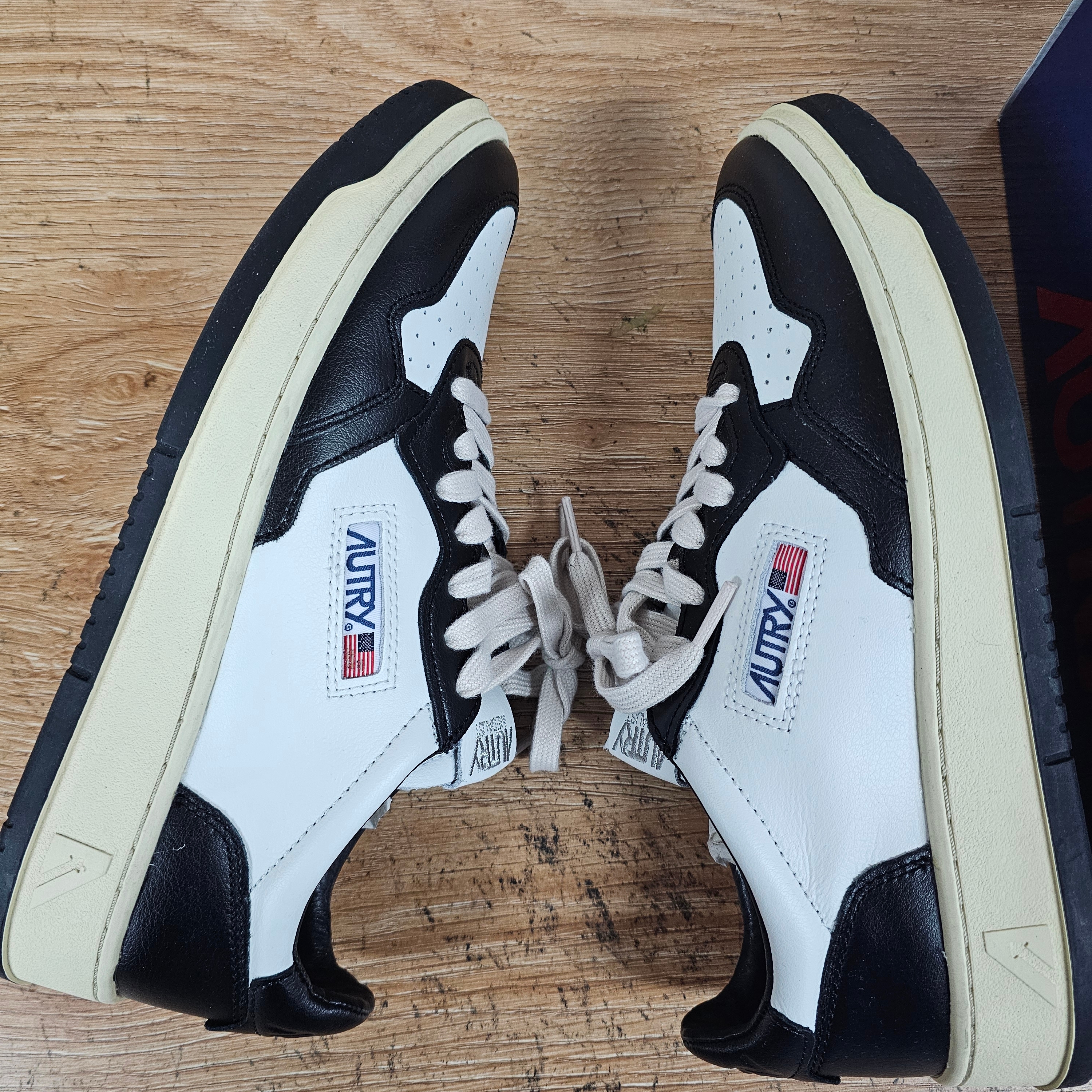 Autry Medalist Low Leather Sneakers Black White 착용 스타일