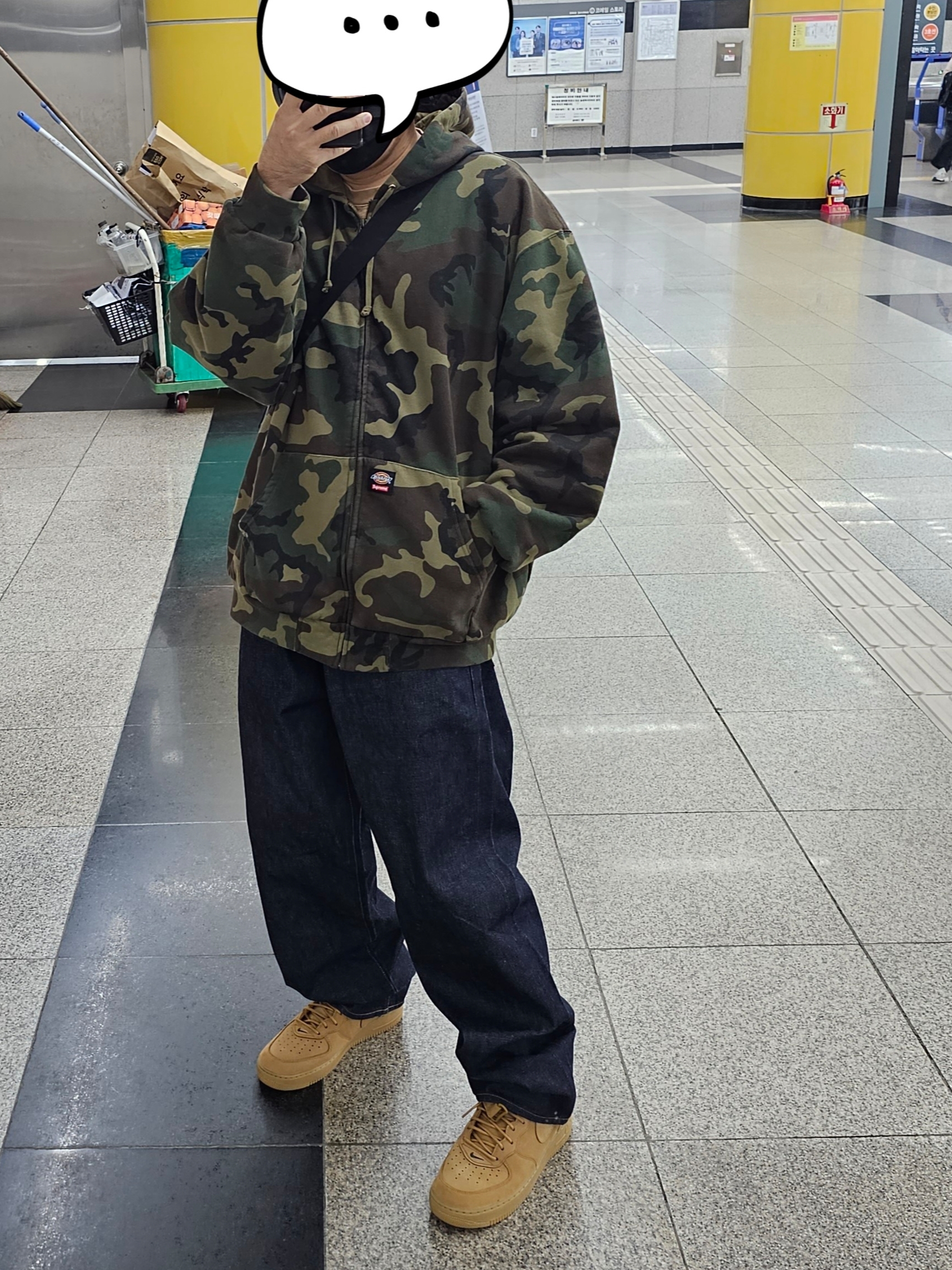 Supreme x Dickies Quilted Lined Zip Up Hooded Sweatshirt Woodland Camo - 25FW, Supreme Mini Duffle Bag Black - 24SS 착용 스타일 - 4