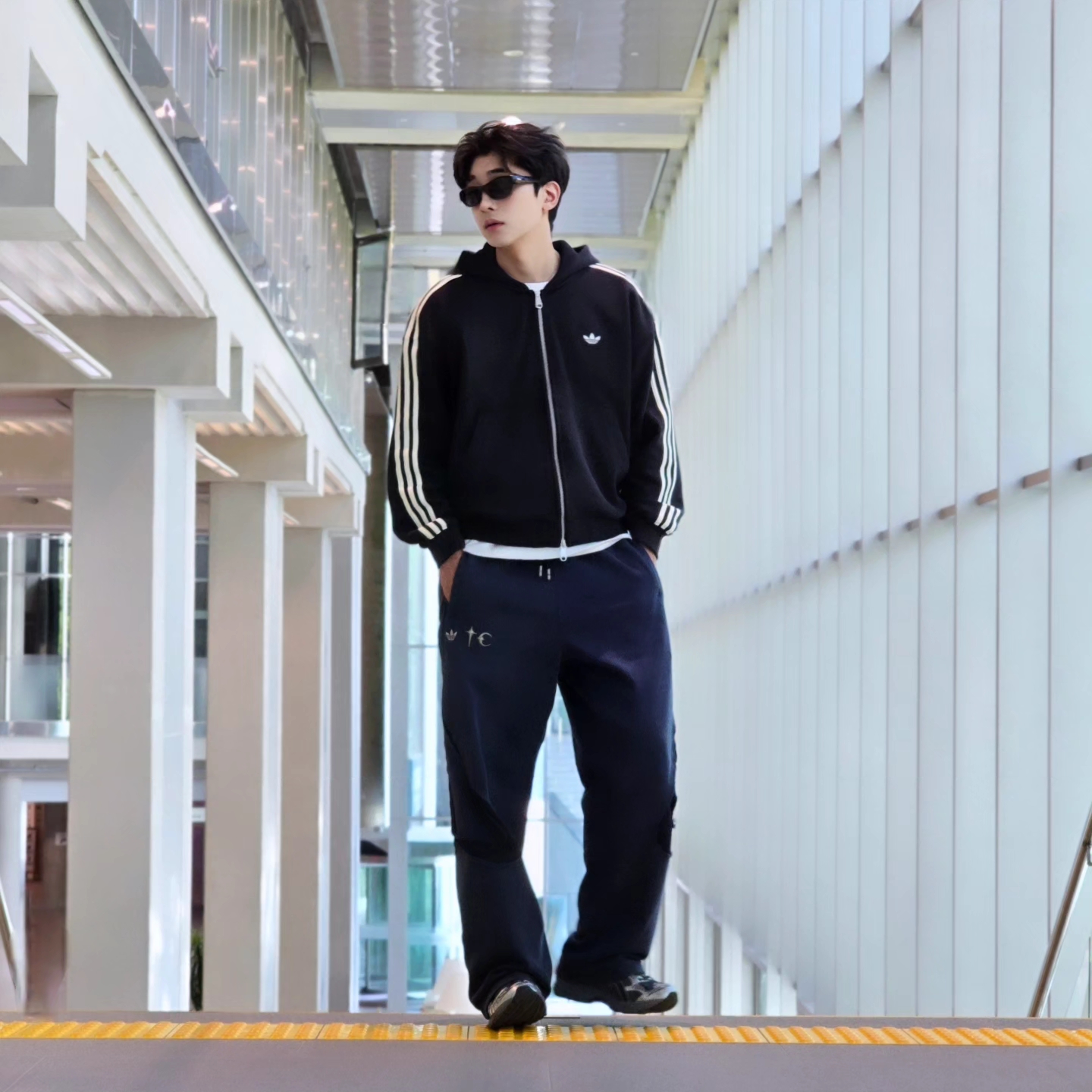 Adidas 3-Stripes Full-Zip Hoodie Black Cream White - KR Sizing, Adidas x Thug Club Teamgeist Sweatpants Night Indigo - KR Sizing 착용 스타일 - 3