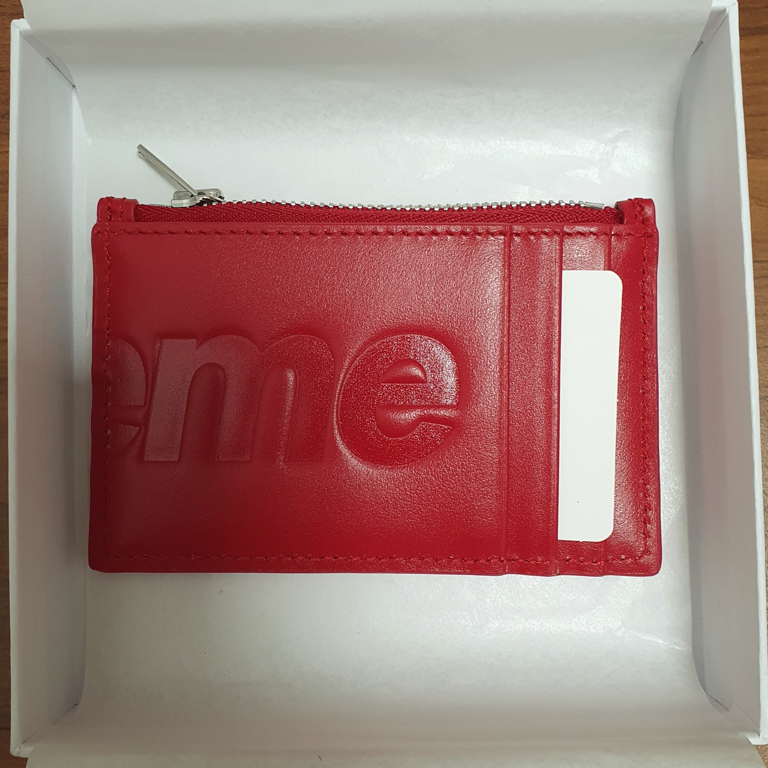 Supreme Leather Zip Card Holder Red 착용 스타일 - 2
