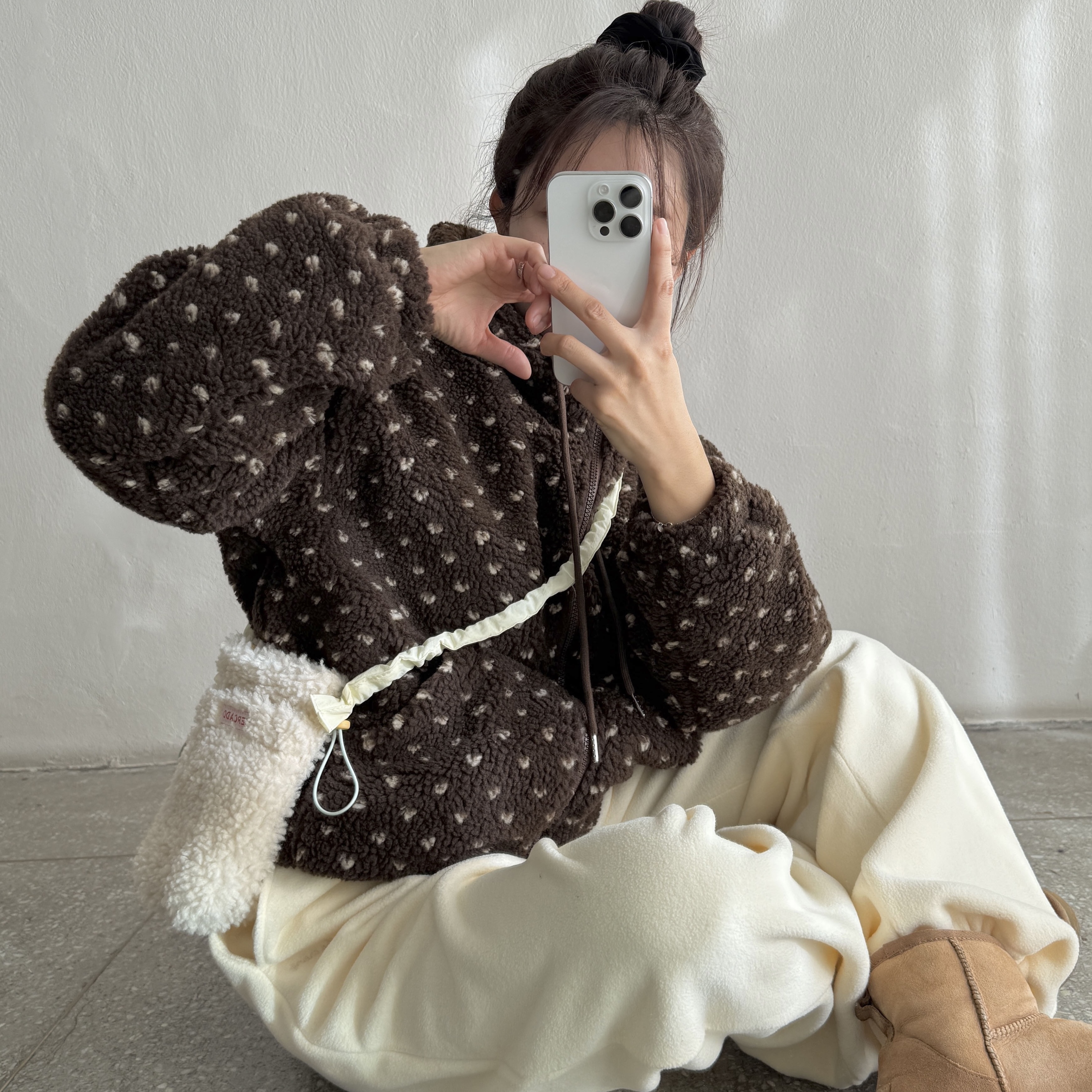 (W) UGG Classic Mini II Boots Chestnut 착용 스타일 - 1