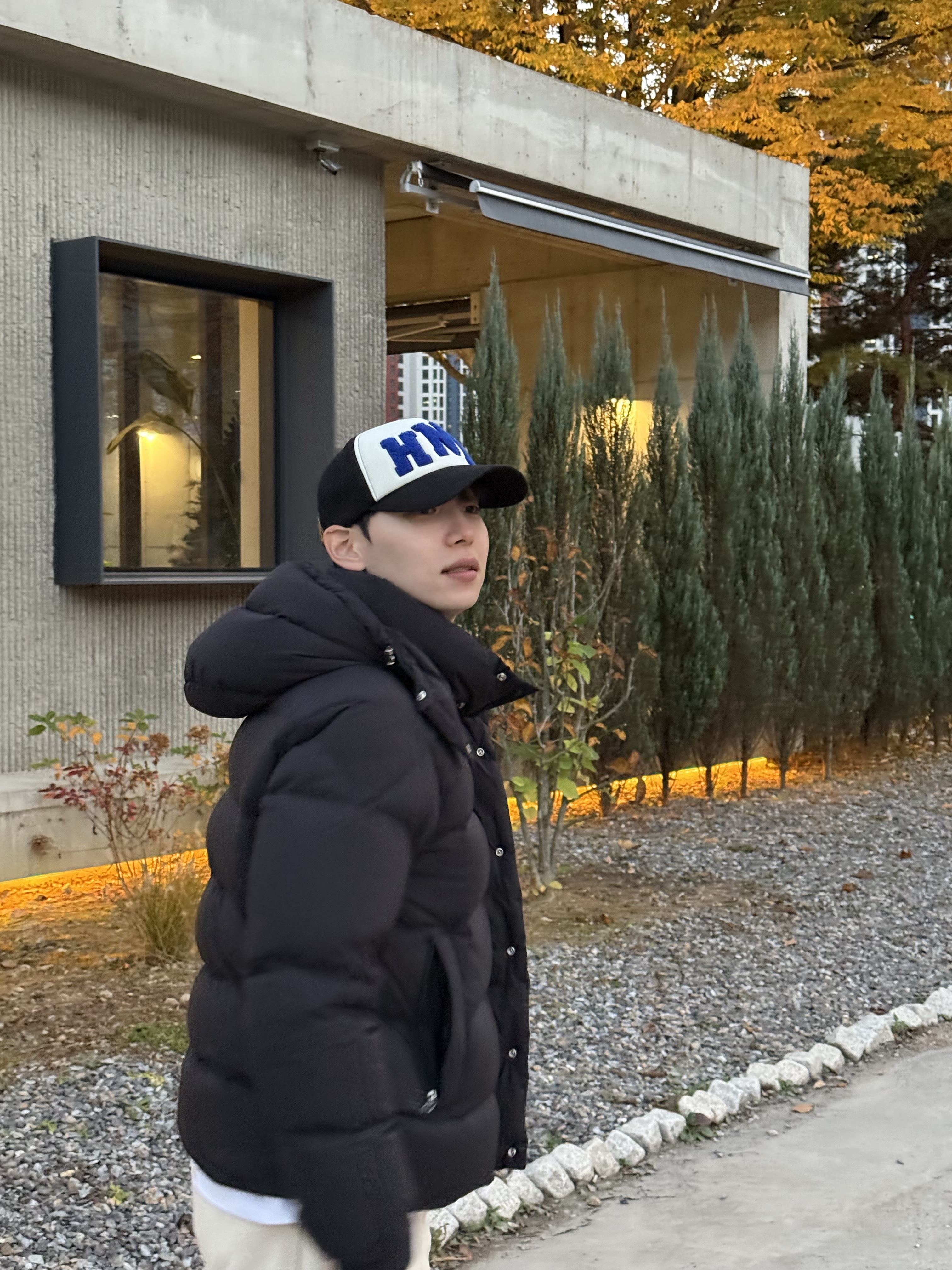 Honey Scoop House HNY Logo Trucker Cap Black, Moncler Vezere Short Down Jacket Black - 24FW 착용 스타일 - 5