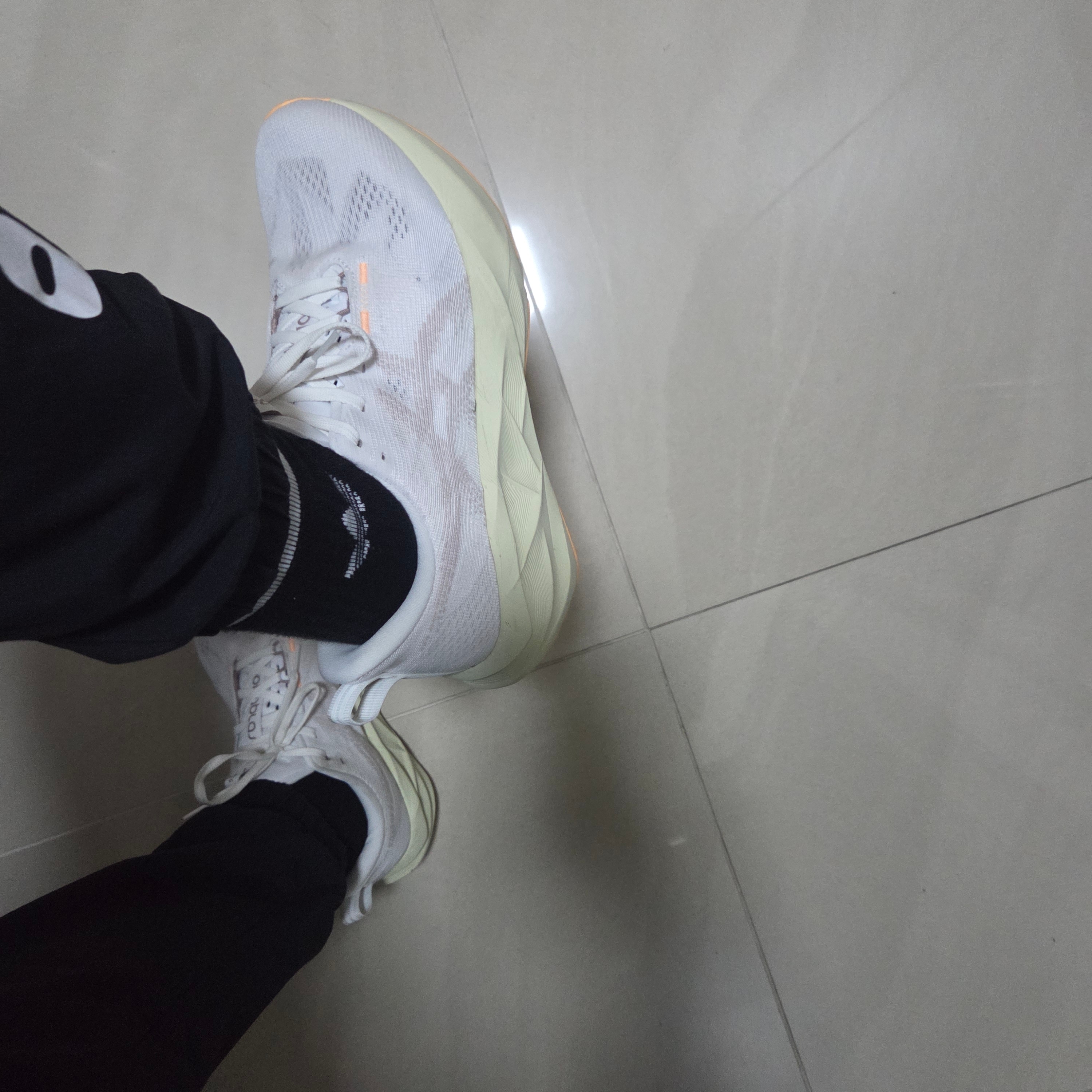 Asics Novablast 5 White Fawn 착용 스타일 - 1