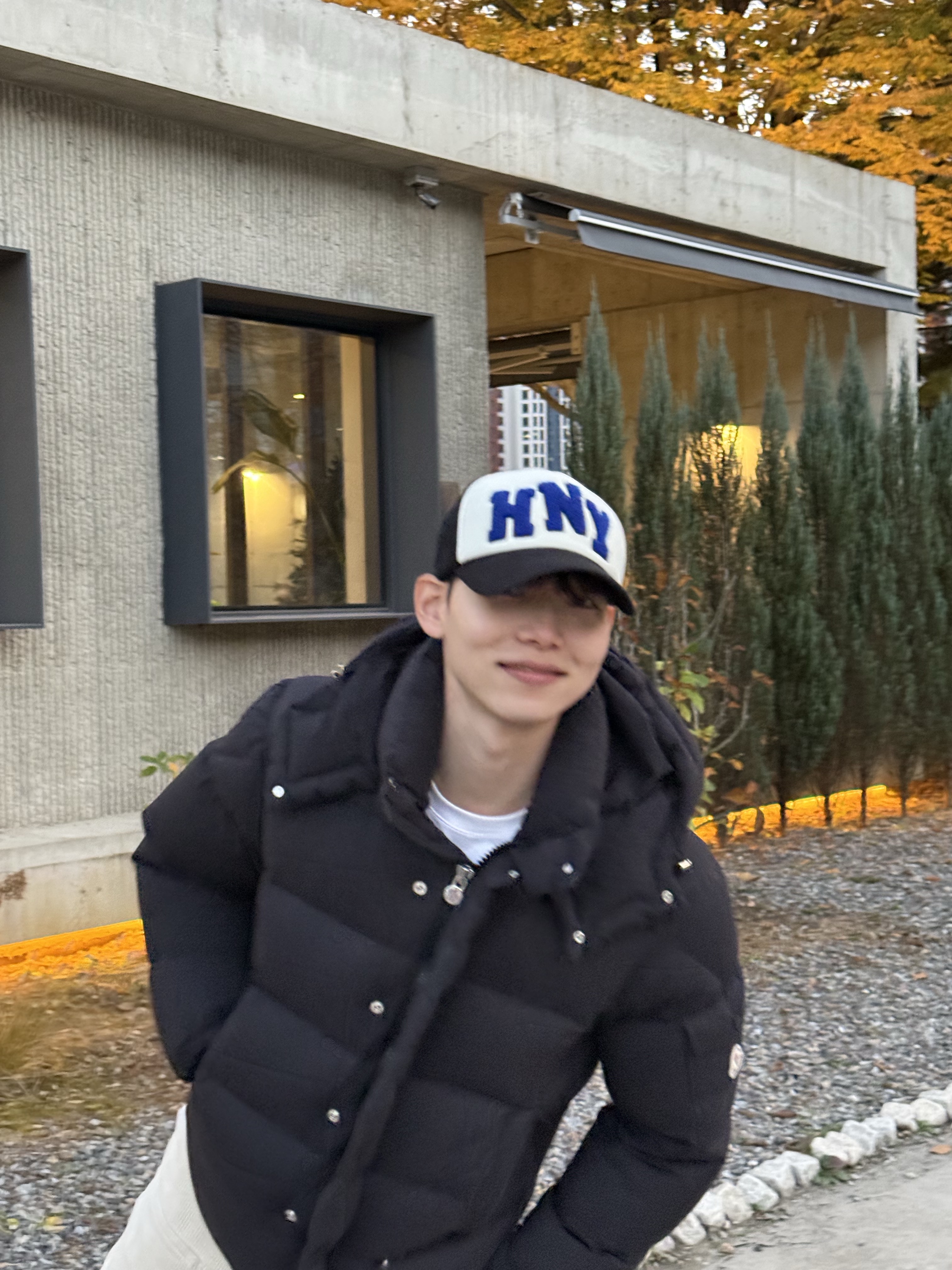 Honey Scoop House HNY Logo Trucker Cap Black, Moncler Vezere Short Down Jacket Black - 24FW 착용 스타일 - 1
