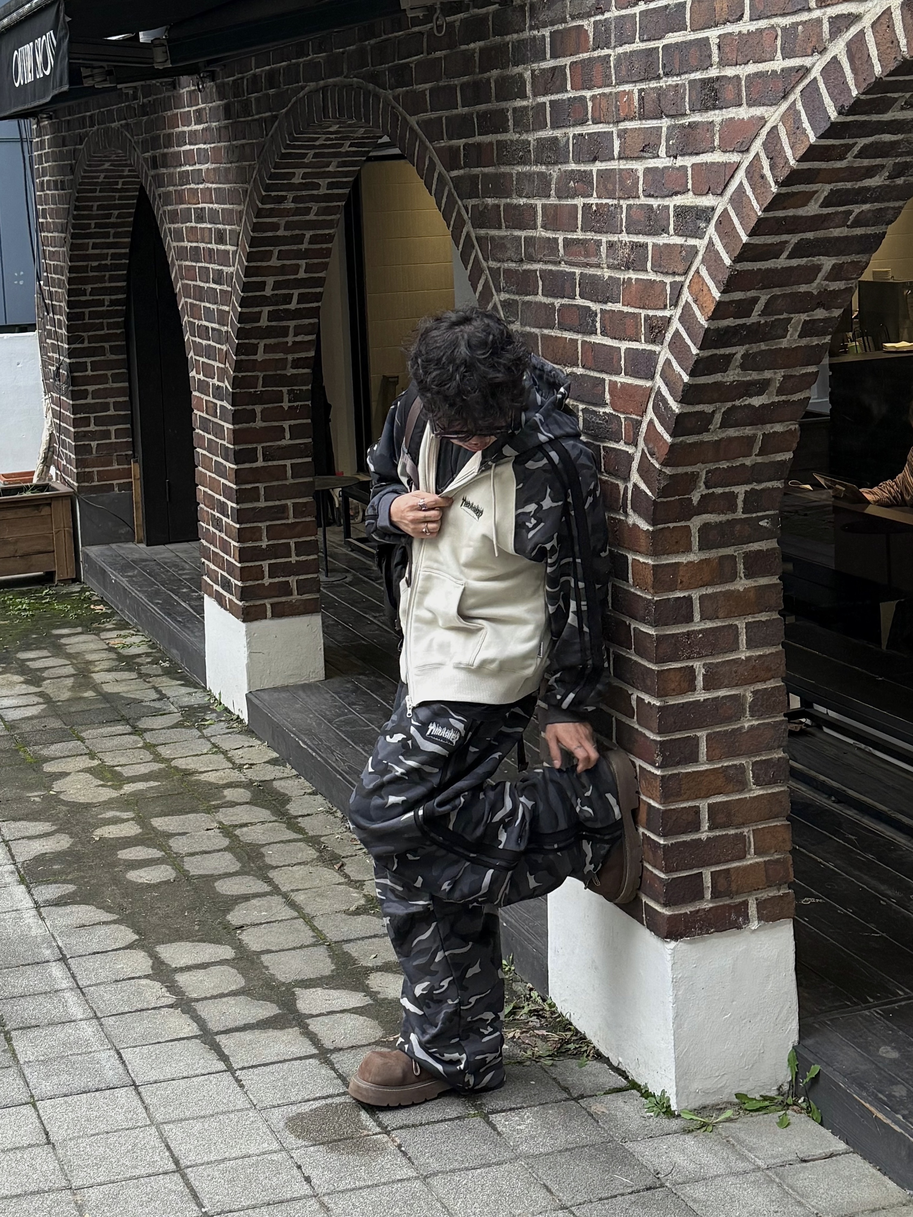 THRASHER Flame Washed Track Pants Camo, THRASHER Flame Washed Track Hooded Zip-Up Camo 착용 스타일 - 4
