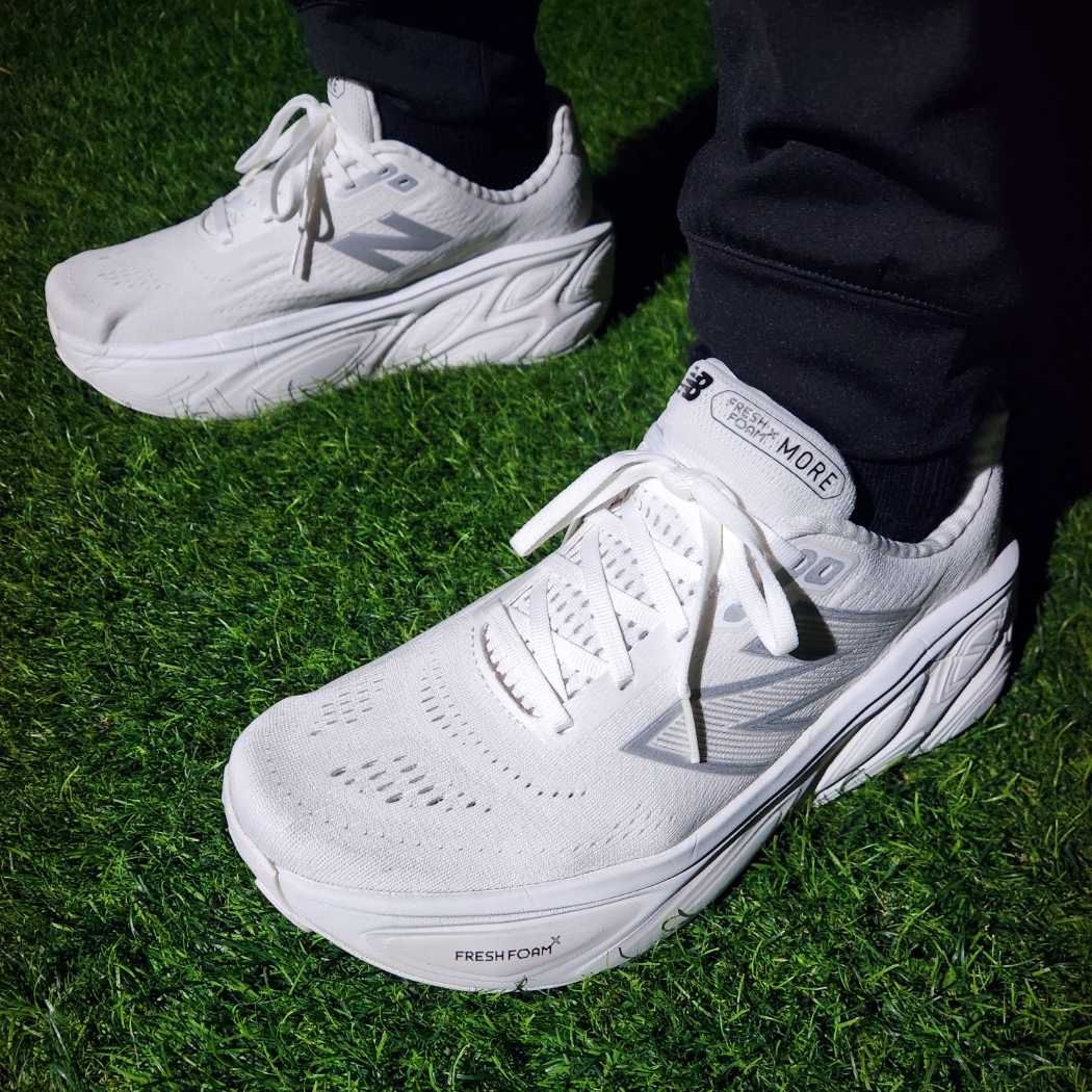 New Balance Fresh Foam X More v5 White Reflection - 2E Wide 착용 스타일 - 2