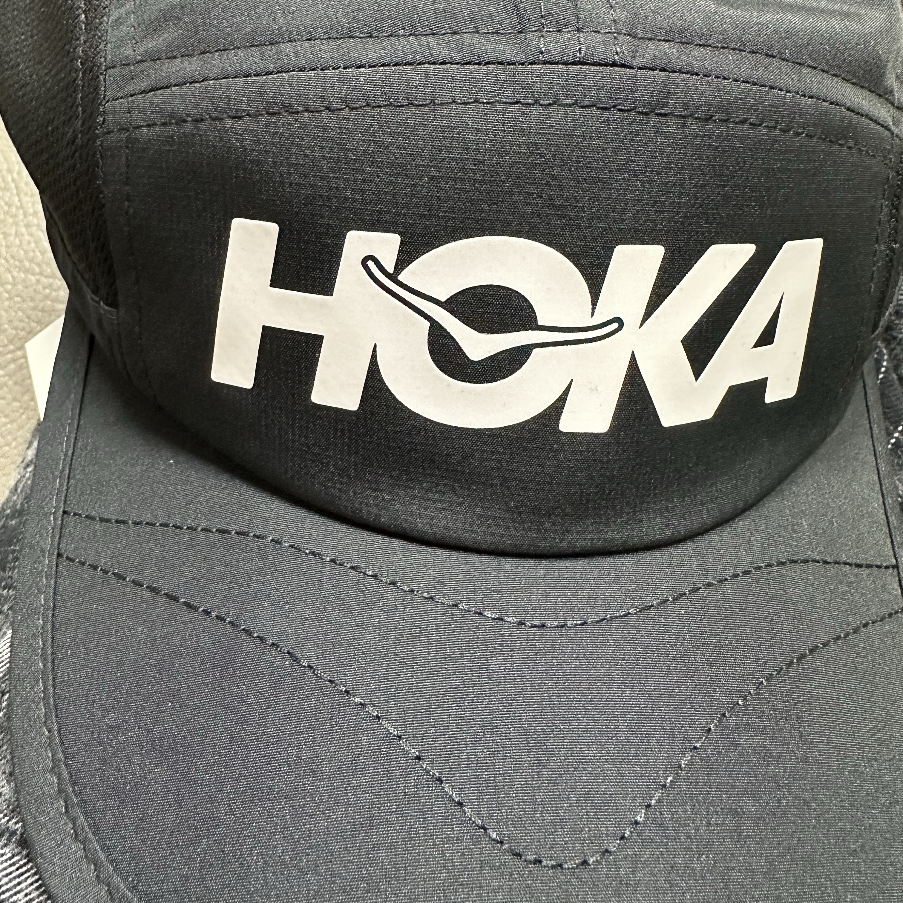 Hoka Run Hat Black 착용 스타일