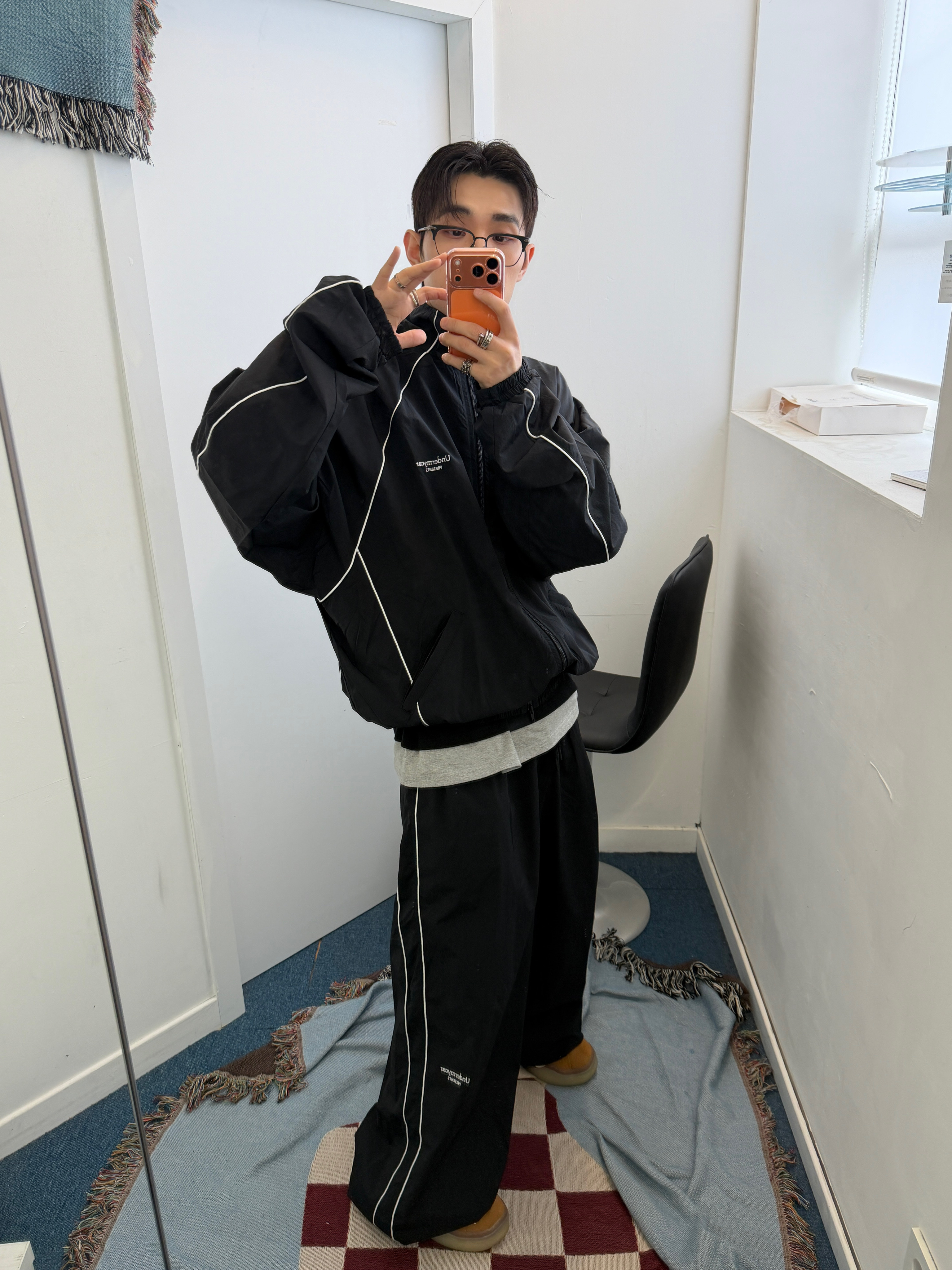 Undermycar MU.132 Original Logo Piping Line Track Jacket Black, Undermycar Mu.126 Original Logo Piping Line Nylon Pants Black 착용 스타일 - 1