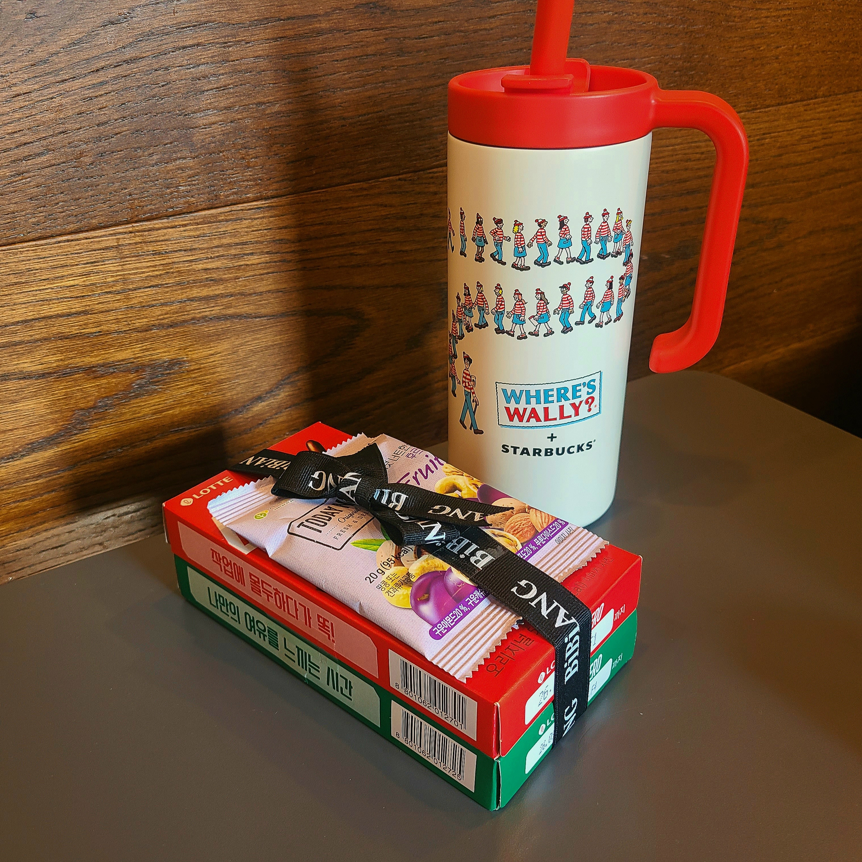 Starbucks x Where's Wally Joyful SS Hank Tumbler 532ml, Human Made Heart Carabiner Silver 착용 스타일 - 1