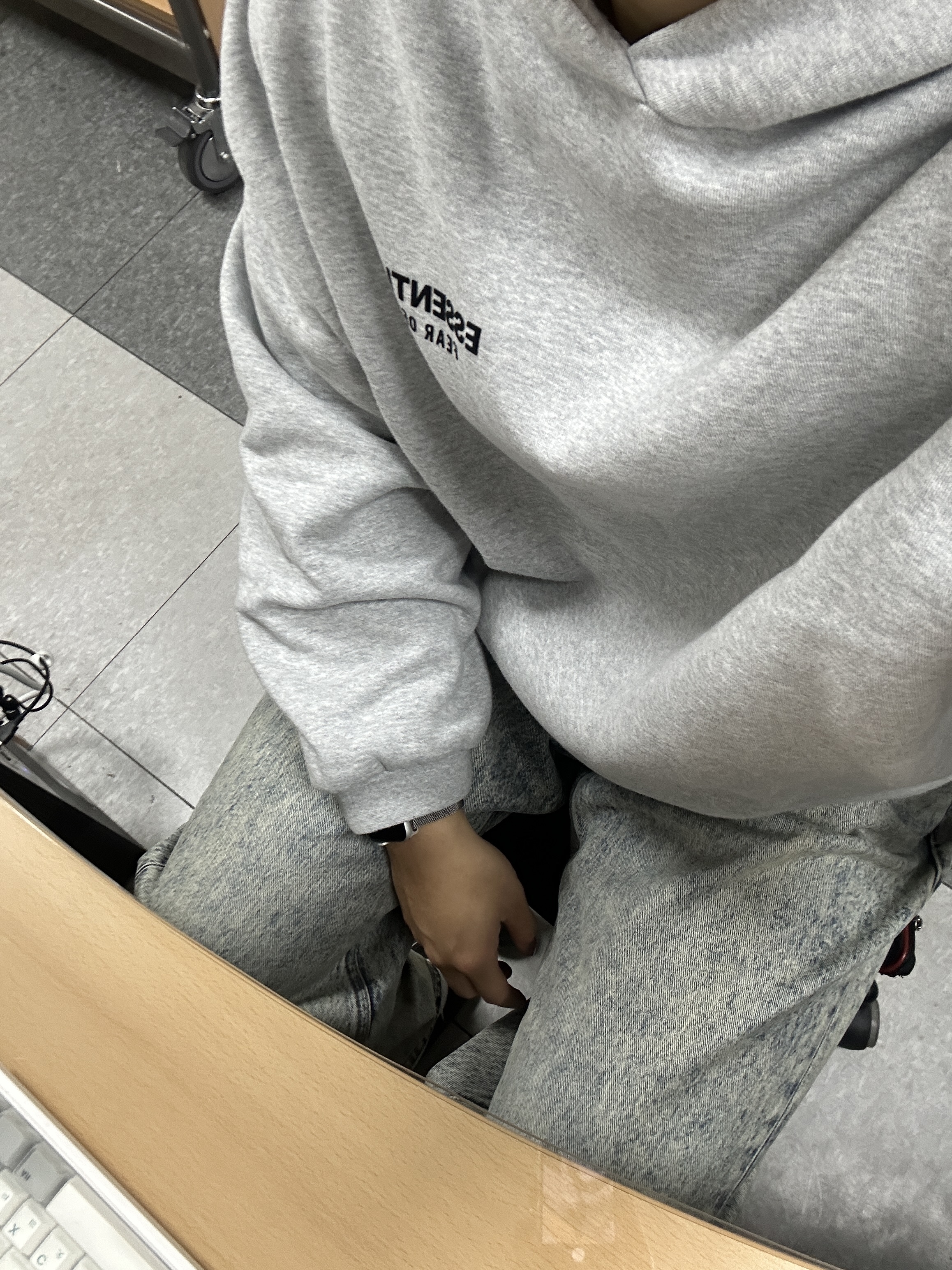 Essentials Fleece Hoodie Light Heather Grey - 24FW 착용 스타일