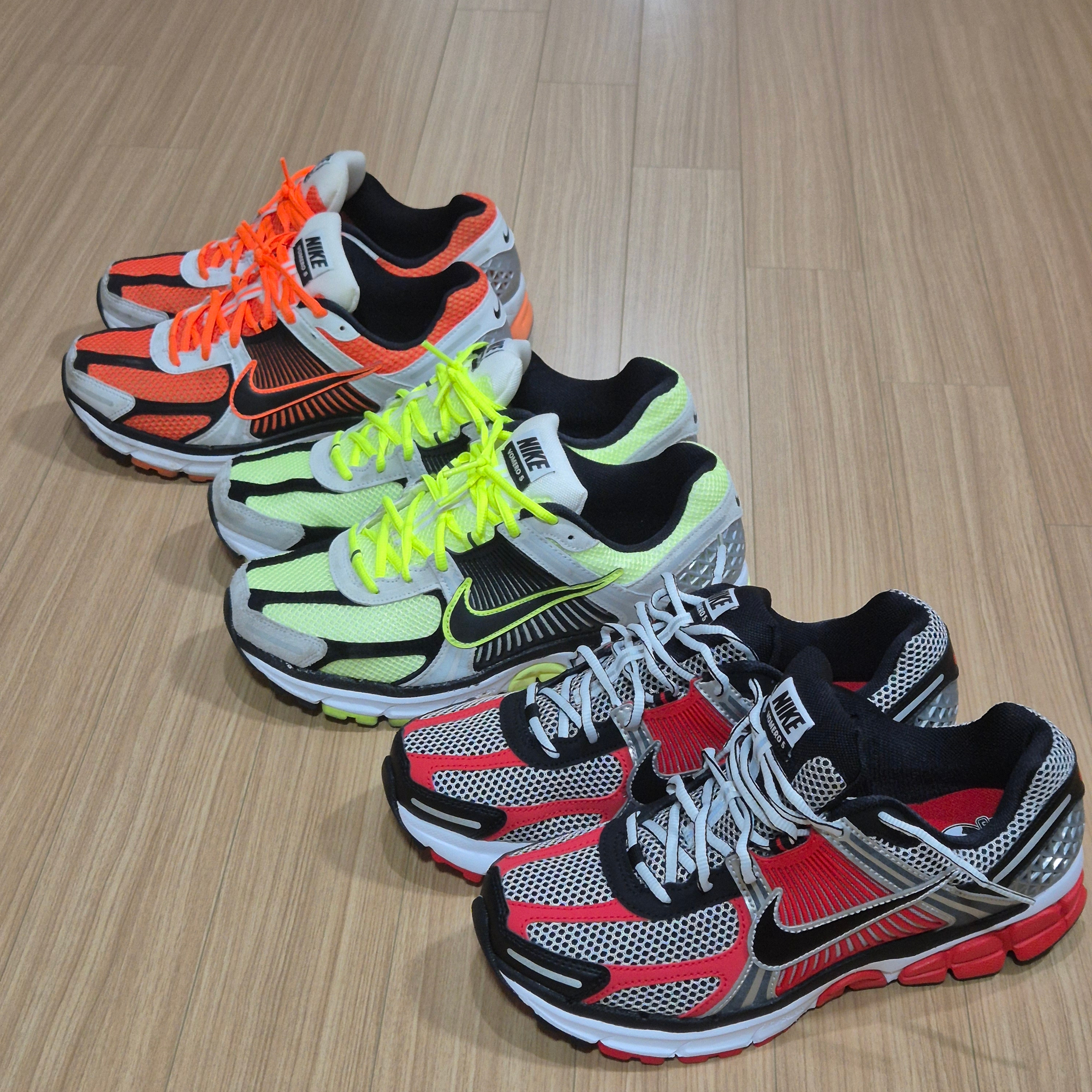 Nike Zoom Vomero 5 Metallic Silver University Red, Nike Zoom Vomero 5 Volt Metallic Platinum 착용 스타일