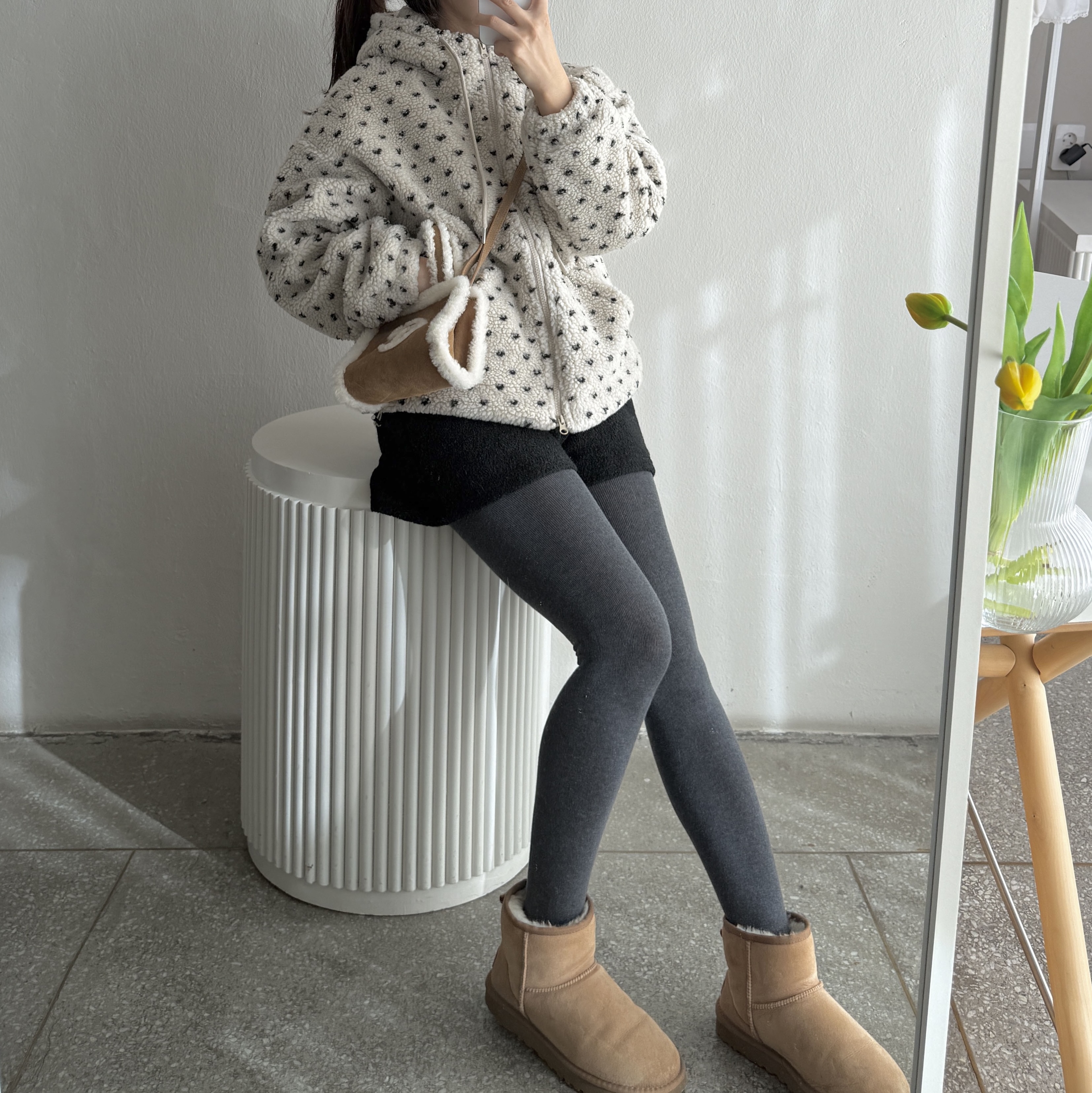 UGG Classic Mini Boots Chestnut, Telfar x UGG Small Shopping Bag Chestnut 착용 스타일 - 1