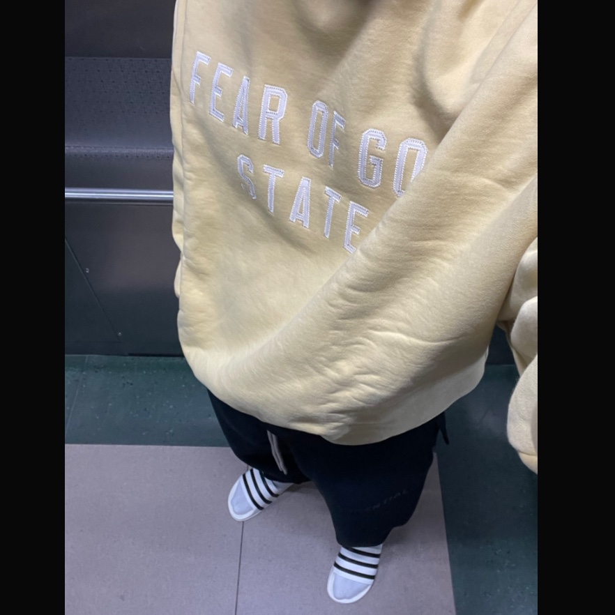 Essentials The Black Collection Sweatpants Black - 23SS, Adidas x Fear of God Athletics Adilette Slides Cream White 착용 스타일