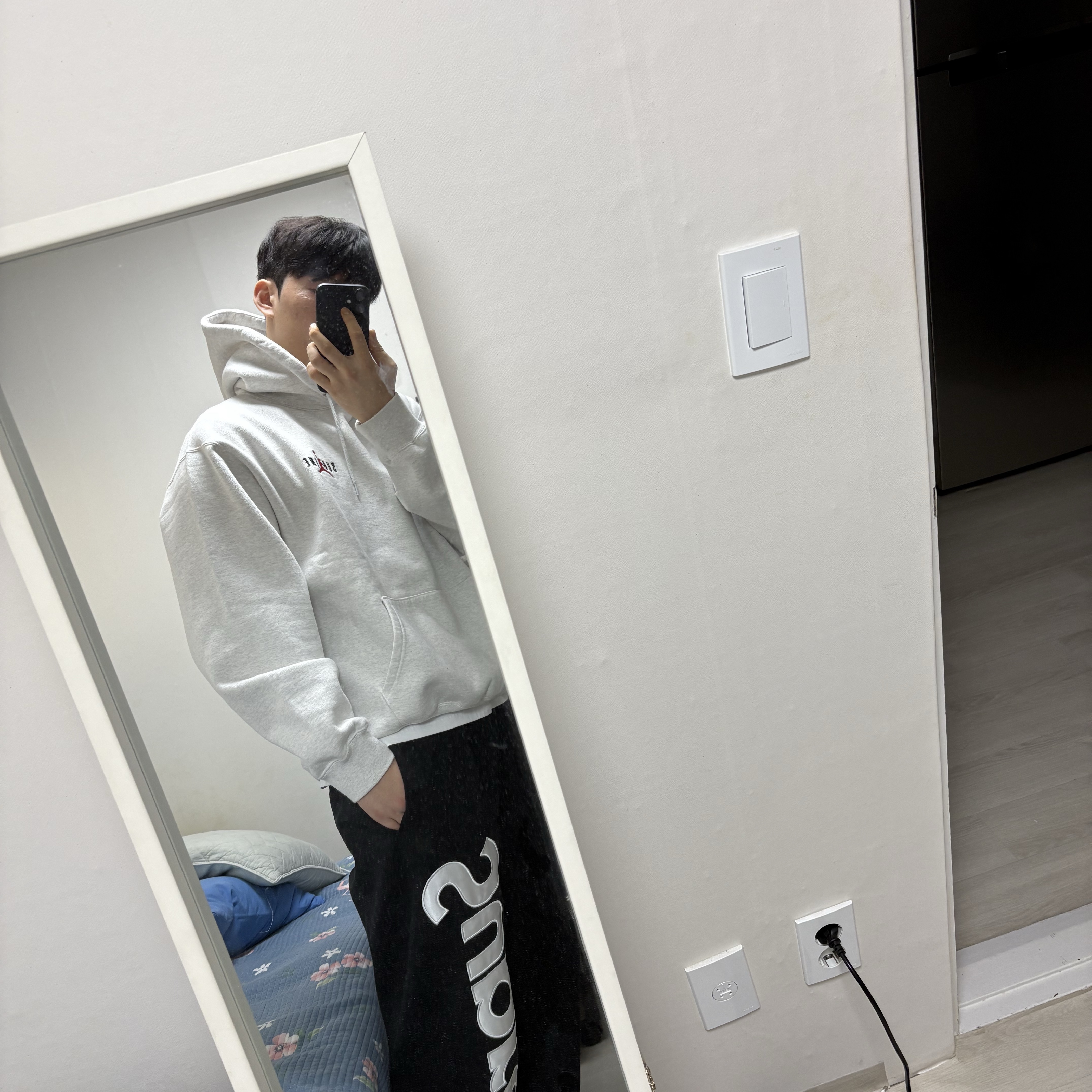 Supreme x Jordan Hooded Sweatshirt Ash Grey - 24FW, Supreme Satin Applique Sweatpants Black - 24FW 착용 스타일