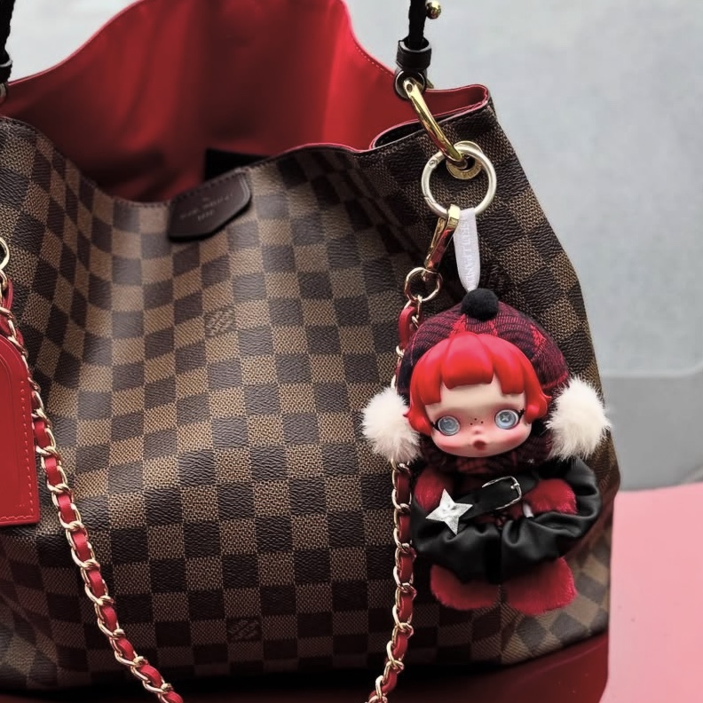 Pop Mart Skullpanda Winter Symphony Series Keyring Rock On (Opened Case) 착용 스타일