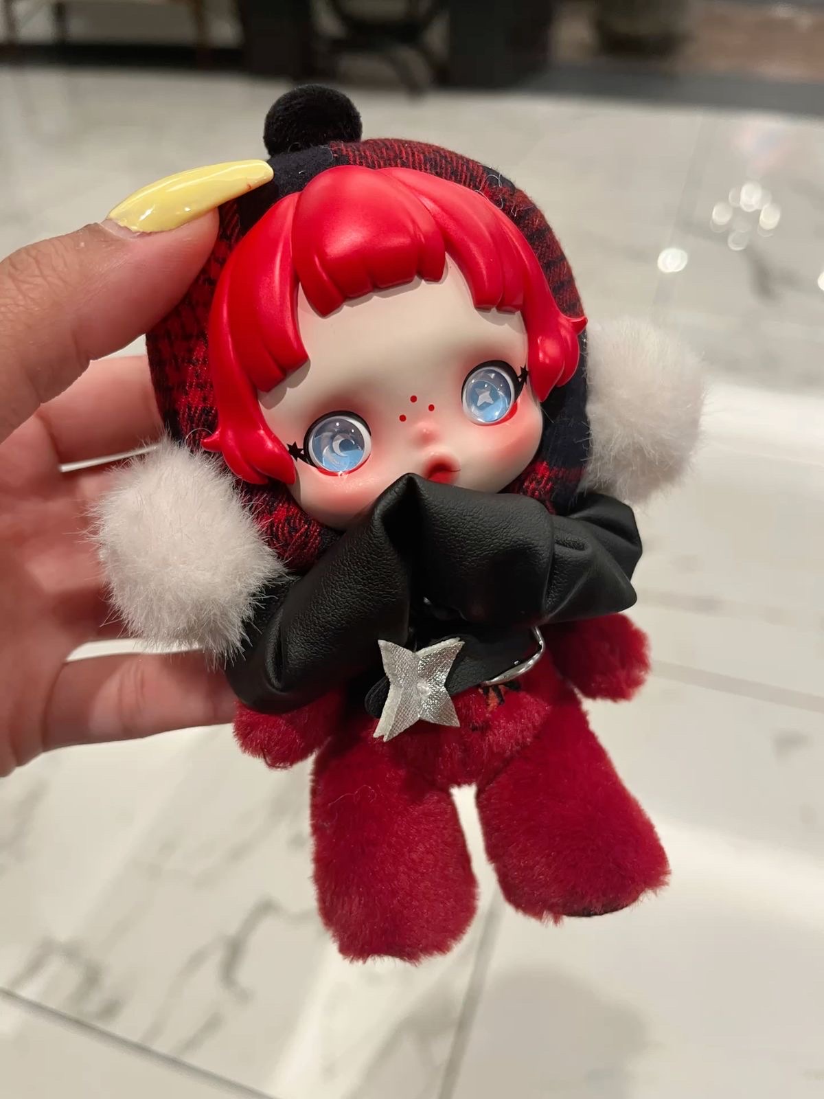 Pop Mart Skullpanda Winter Symphony Series Keyring Rock On (Opened Case) 착용 스타일