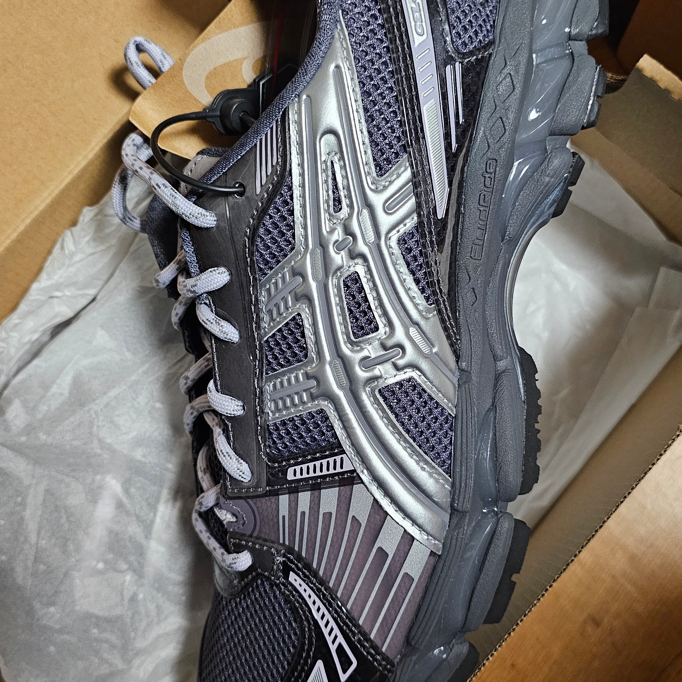 Asics x Kith Gel-Kayano 12.1 Tornado Pure Silver 착용 스타일