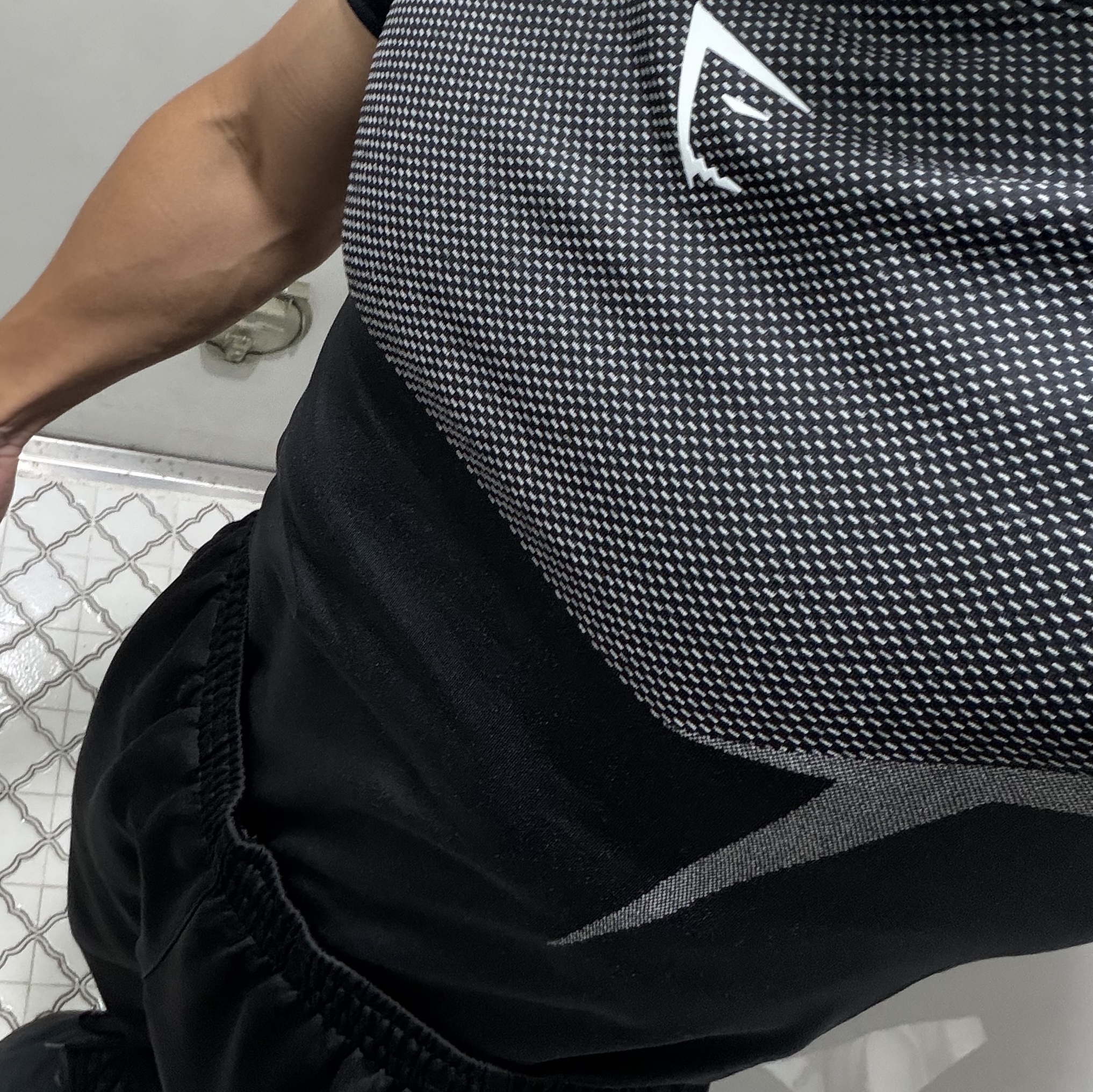 Gymshark Onyx 5.0 Seamless T-Shirt Black Light Grey 착용 스타일