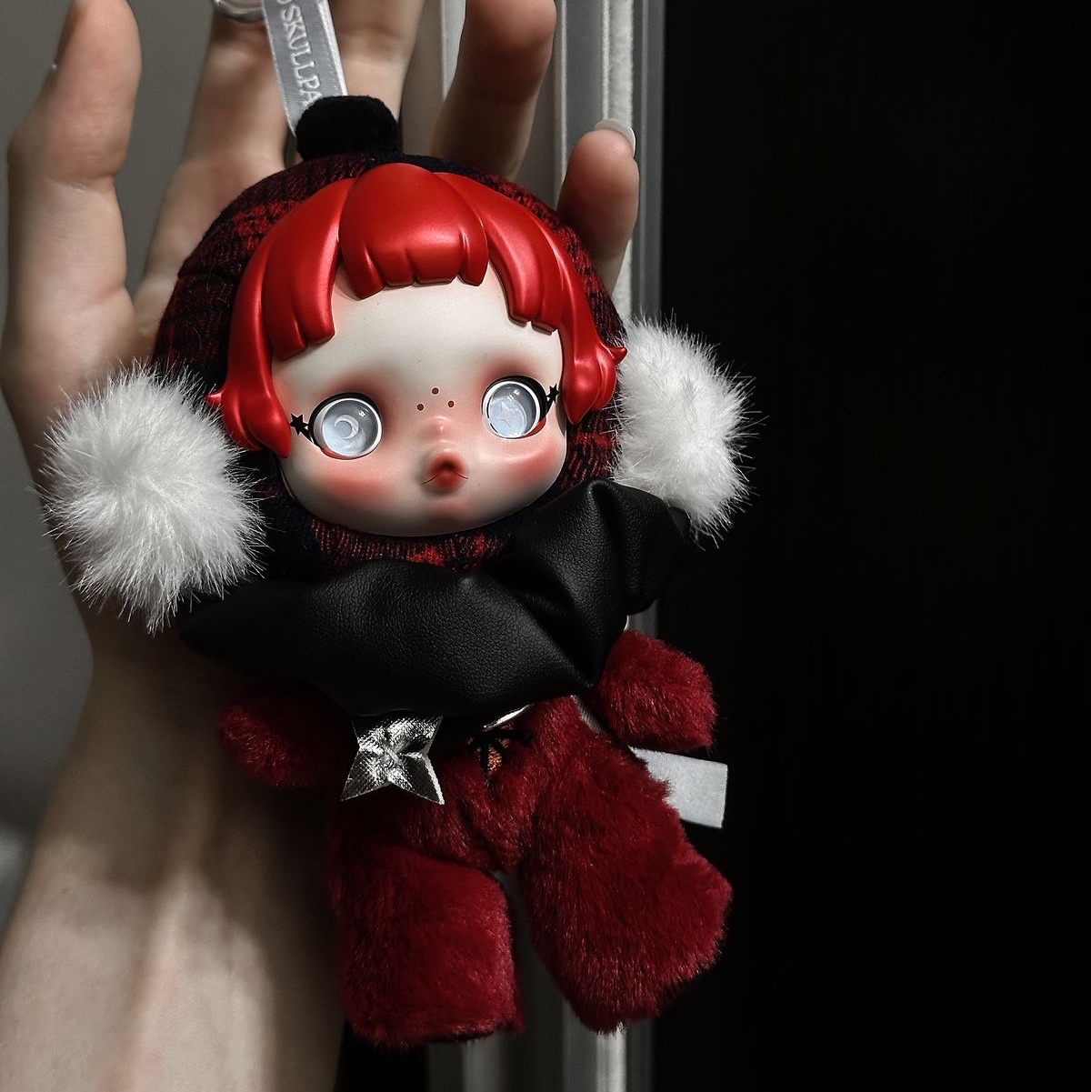 Pop Mart Skullpanda Winter Symphony Series Keyring Rock On (Opened Case) 착용 스타일