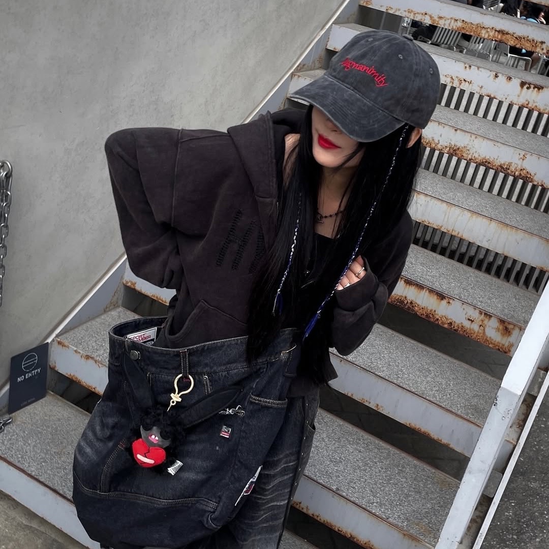 SPORT CHAMBER x Coca-Cola Balloon Denim Pants Black, SPORT CHAMBER x Coca-Cola Denim Cross Bag Black 착용 스타일 - 1
